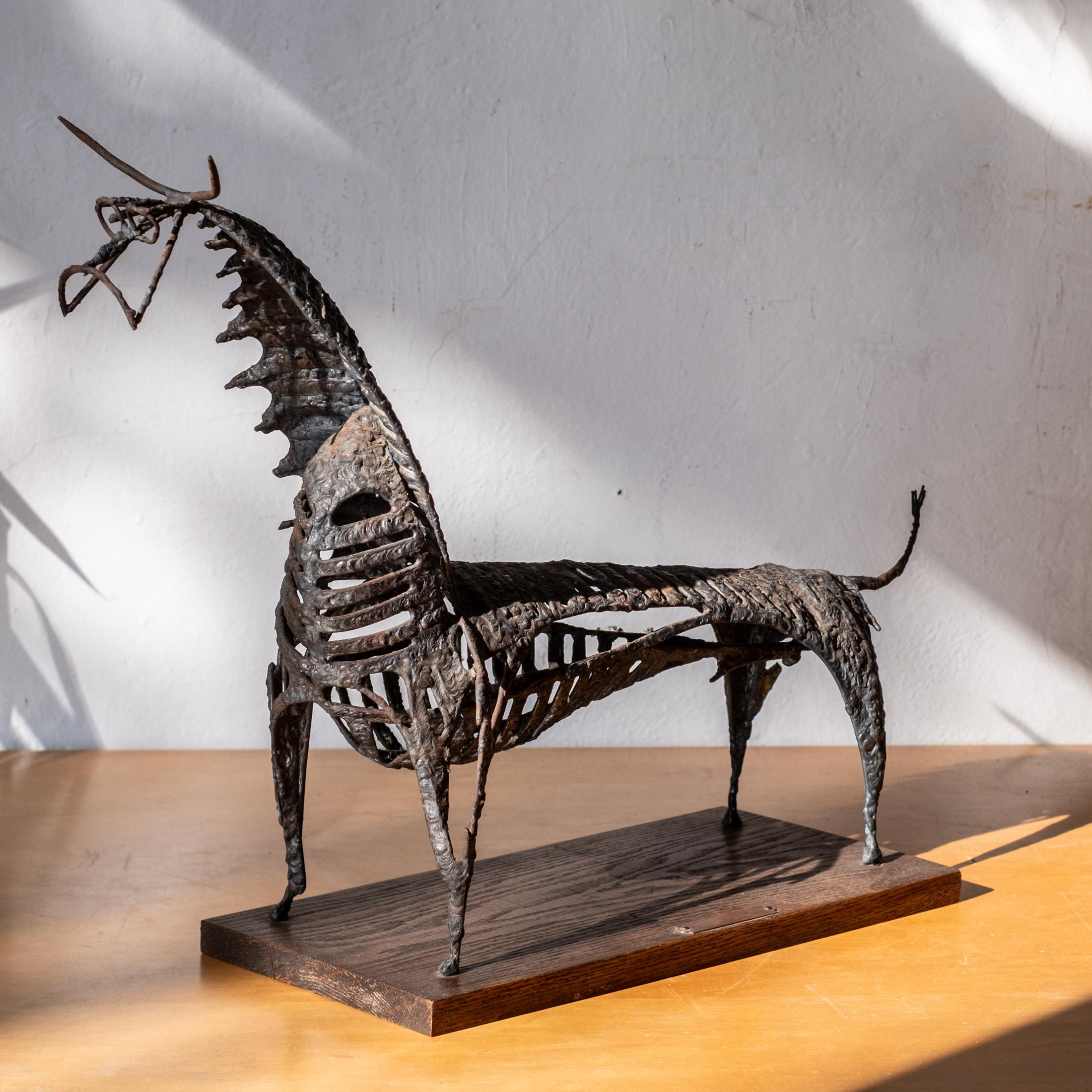 Modernist Mid-Century Modernist abstrakte Metall Stier Skulptur von California Artist Charles Luedtke. Unglaubliche Handwerkskunst aus torchgeschweißtem Stahl. Es wurde direkt aus dem Nachlass des Künstlers in Coronado, Kalifornien, erworben.