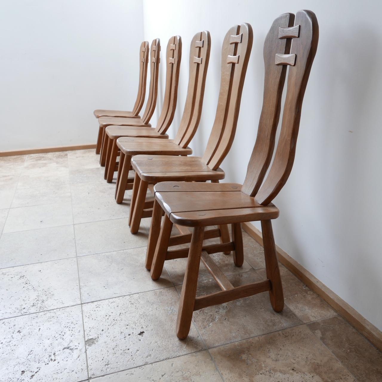 Une série de chaises de salle à manger de De Puydt, 

Belgique, c1970s. 

Chêne massif. Bien construit, confortable et solide. 

Évalué et vendu à l'unité.

Nous en avons un certain nombre en stock. Normalement autour de 12 mais souvent jusqu'à 20.