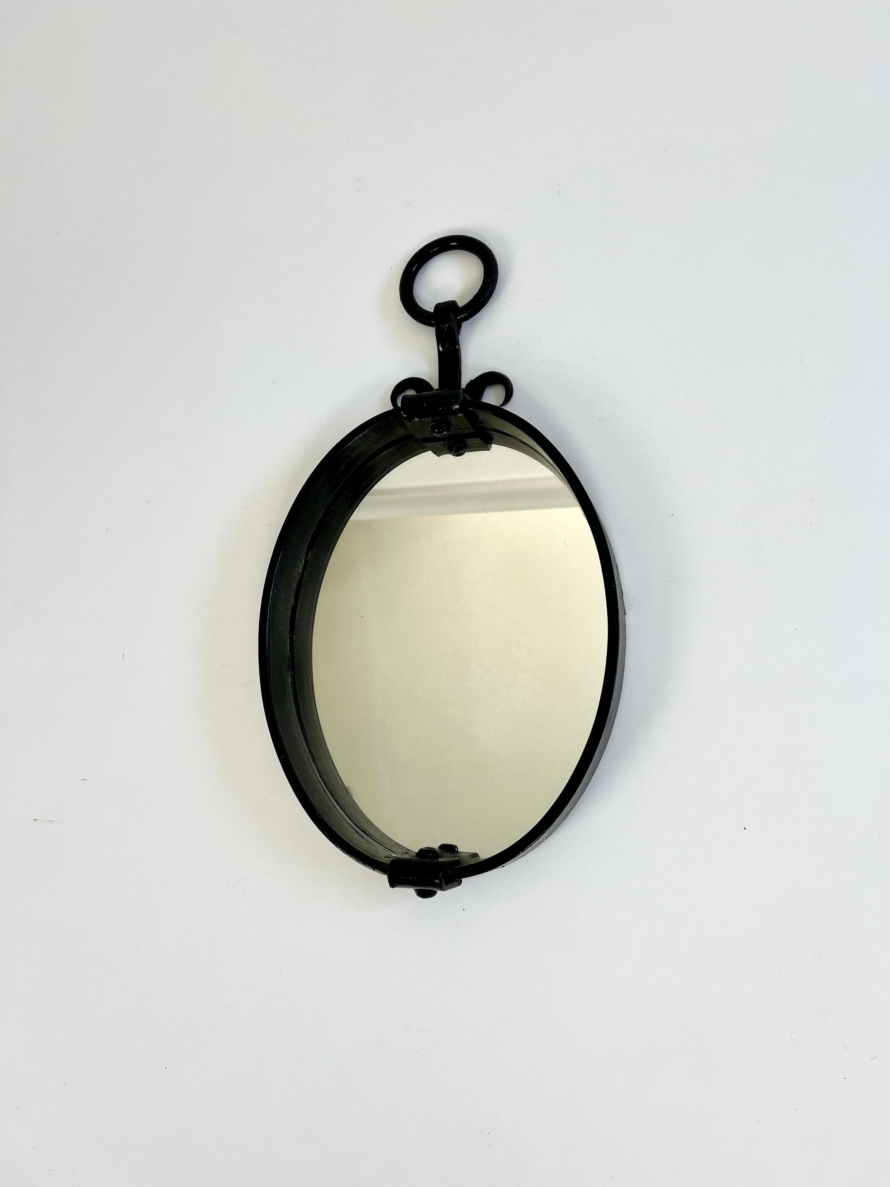 Brutalistischer ovaler Wandspiegel aus der Mitte des 20. Jahrhunderts, aus Frankreich.

Handgefertigter schmiedeeiserner Rahmen mit Original-Spiegelglas.

Ausgezeichneter Originalzustand mit Patina.

Abmessungen (cm): 38h x 28w x 5d. Gesamthöhe mit