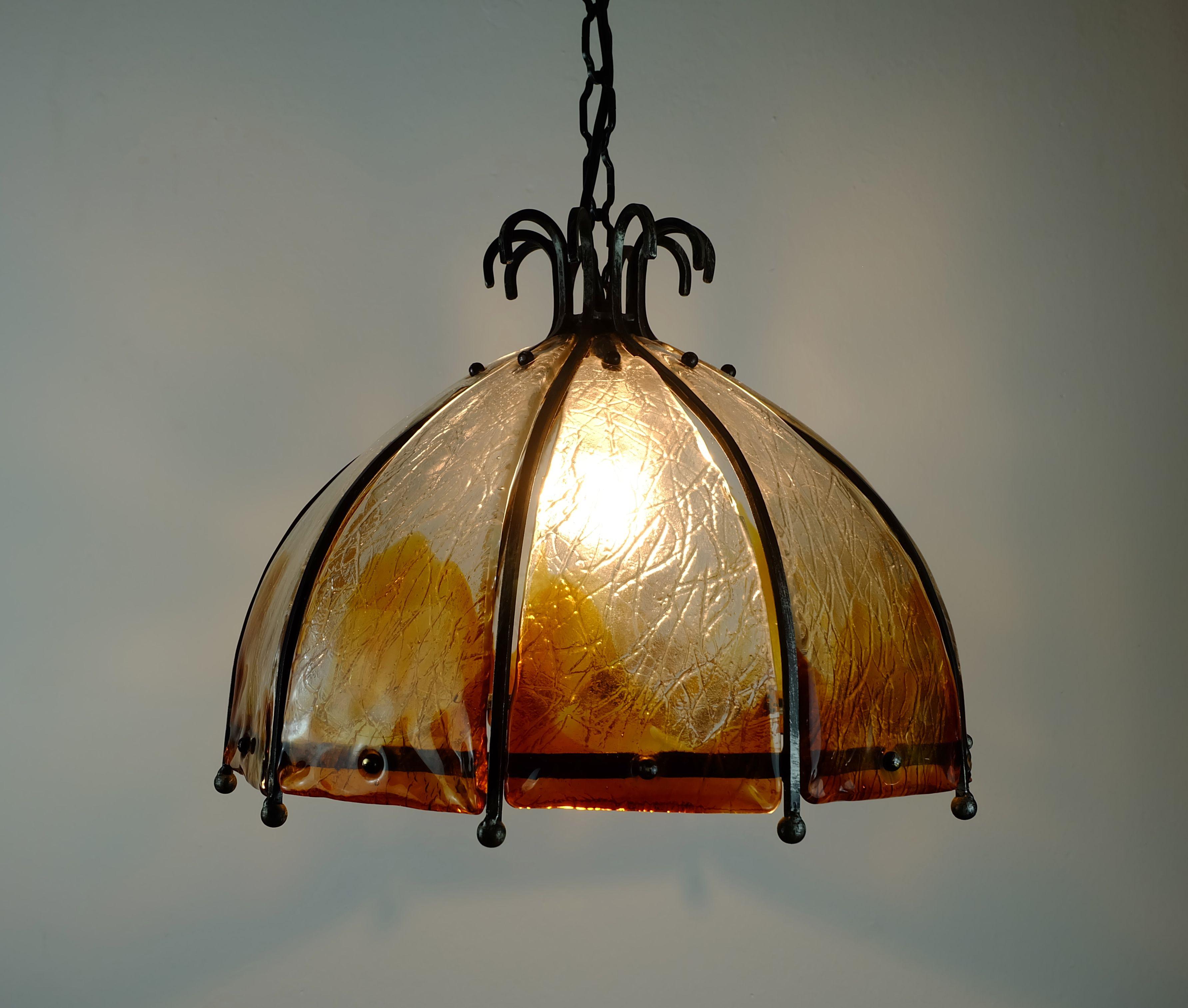 LAMPADA PENDENTE brutalista di metà secolo in ferro battuto e meraviglioso vetro di Murano in vendita 4
