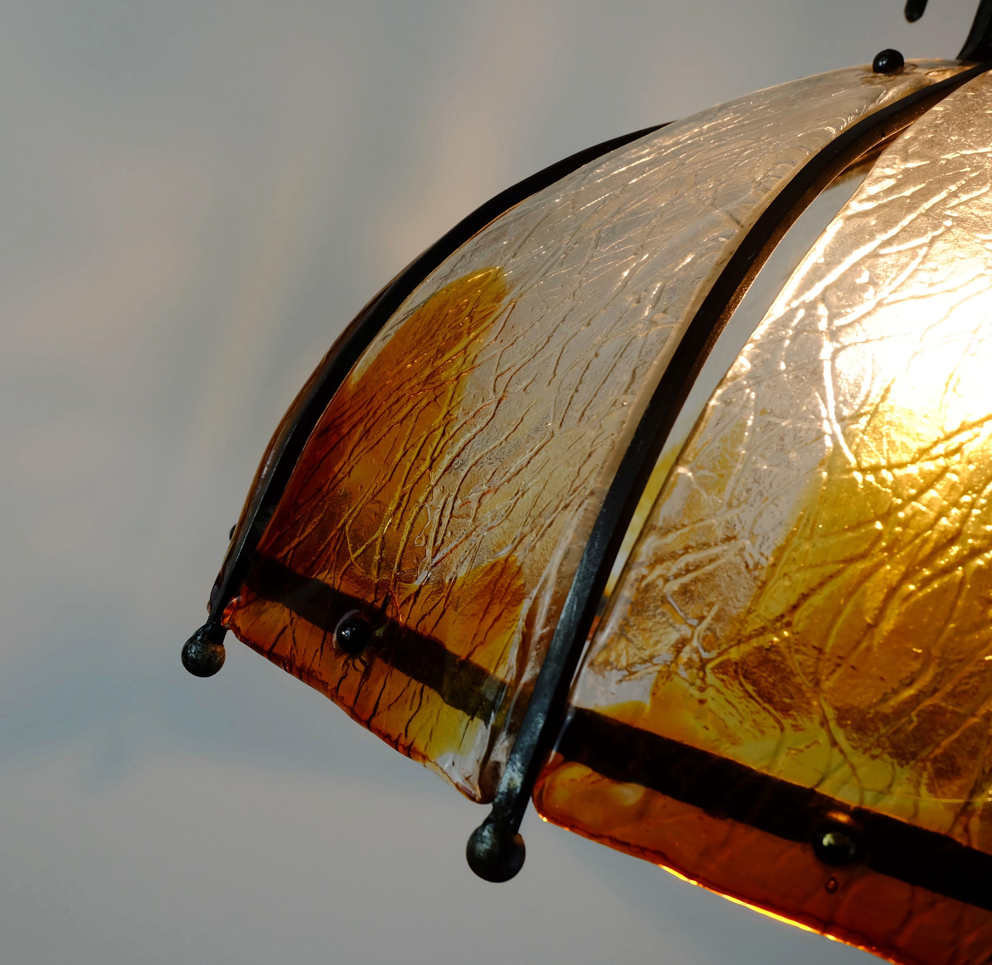 LAMPADA PENDENTE brutalista di metà secolo in ferro battuto e meraviglioso vetro di Murano in vendita 5