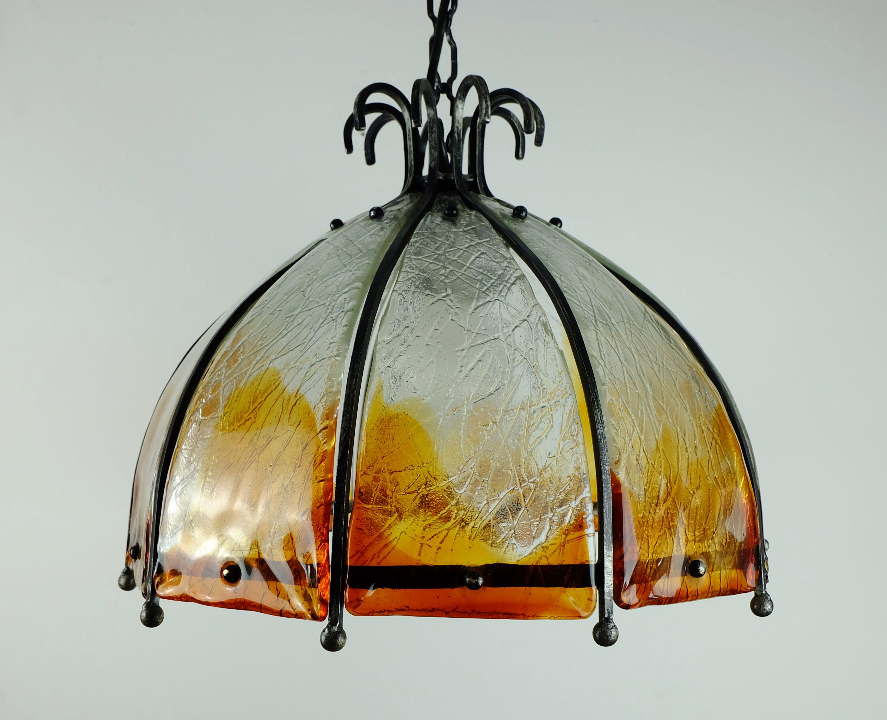 Mid-Century moderno LAMPADA PENDENTE brutalista di metà secolo in ferro battuto e meraviglioso vetro di Murano in vendita