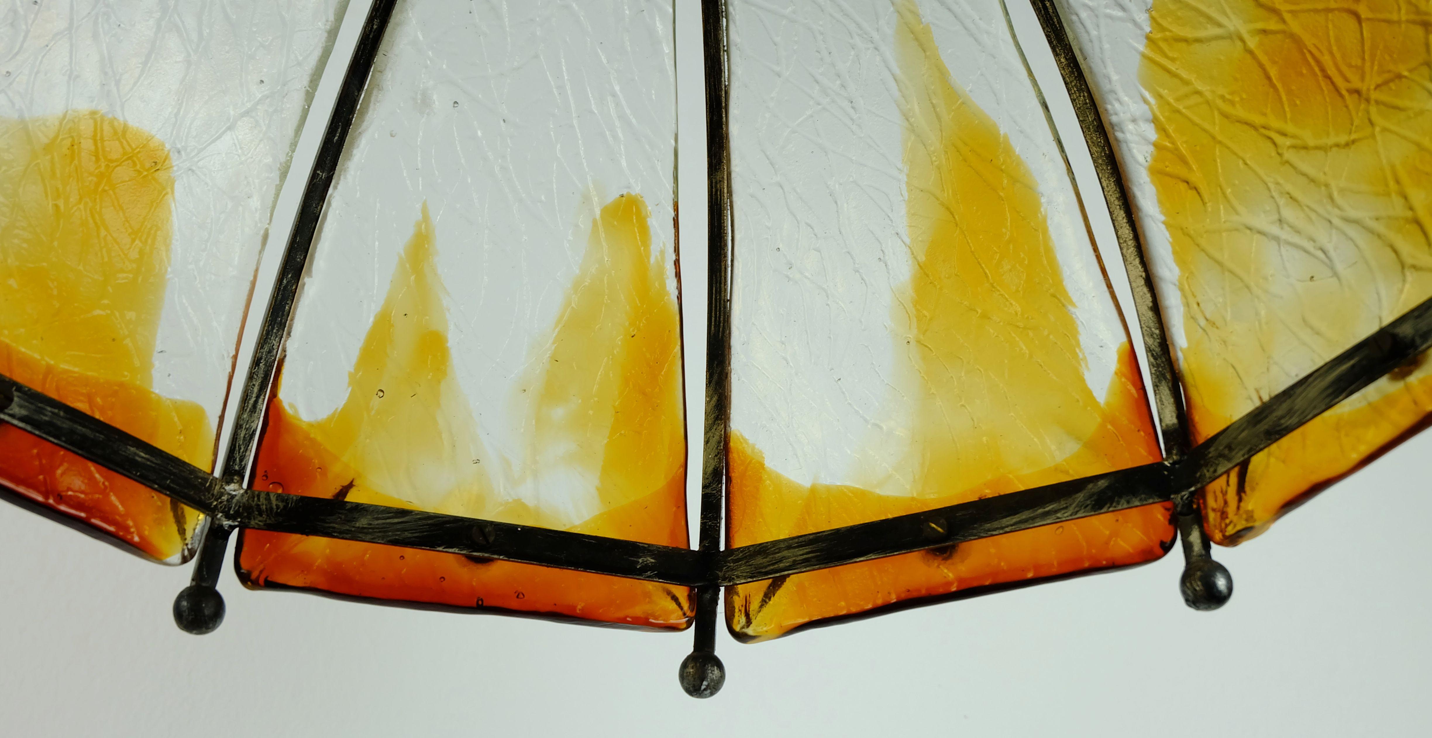 LAMPADA PENDENTE brutalista di metà secolo in ferro battuto e meraviglioso vetro di Murano in vendita 1