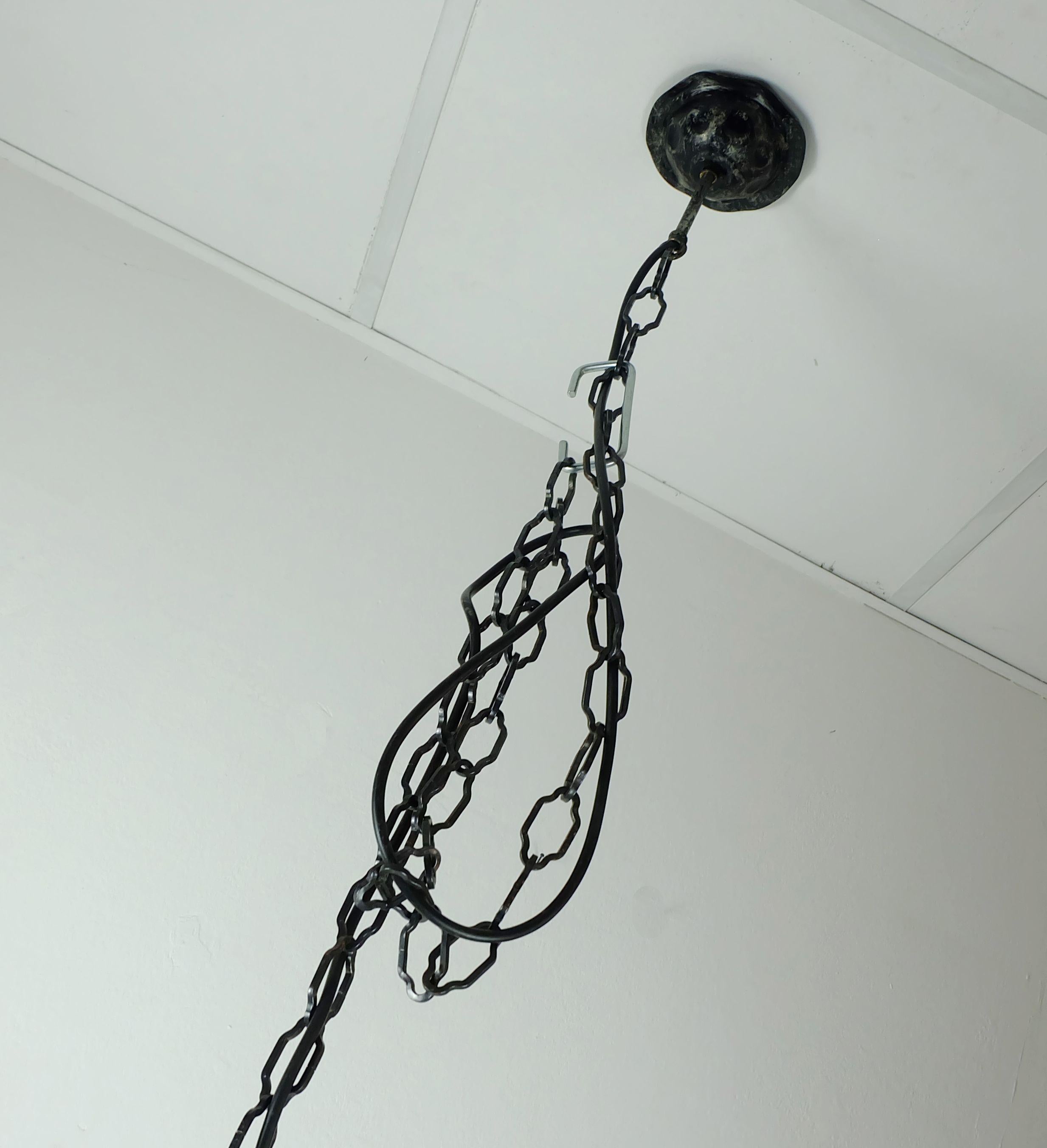 LAMPADA PENDENTE brutalista di metà secolo in ferro battuto e meraviglioso vetro di Murano in vendita 2