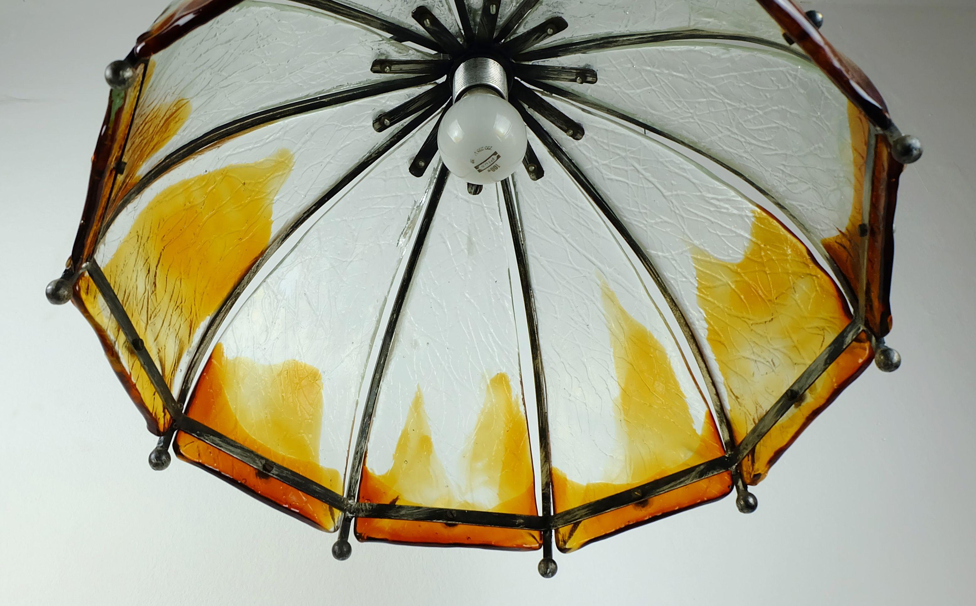 LAMPADA PENDENTE brutalista di metà secolo in ferro battuto e meraviglioso vetro di Murano in vendita 3