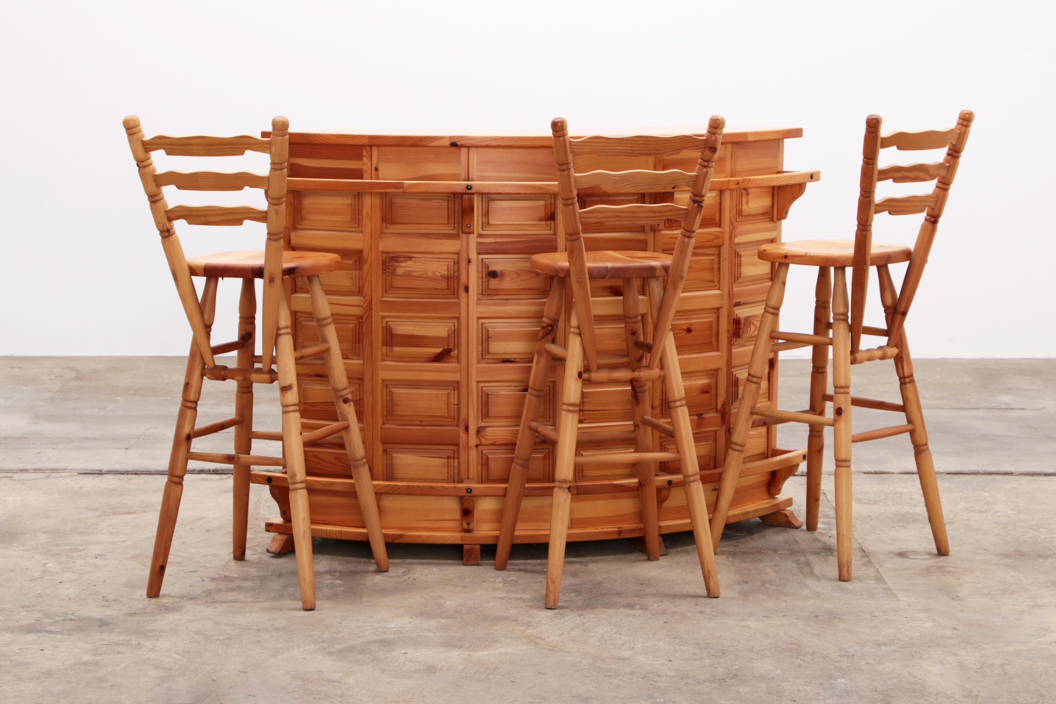 Brutalistische Holzbar aus der Mitte des Jahrhunderts mit 3 Barstühlen, 1970er Jahre im Angebot 7