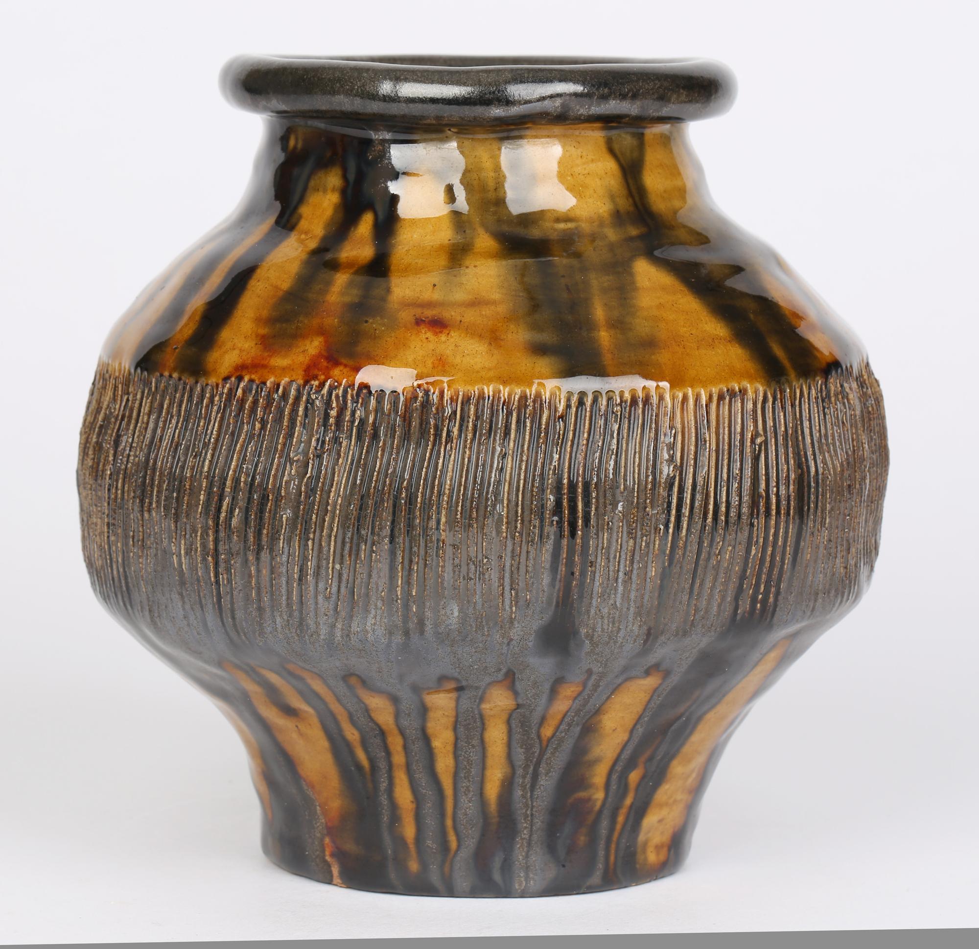 Vernissé Vase de poterie d'atelier brutaliste du milieu du siècle dernier jaune et vert émaillé épais en vente
