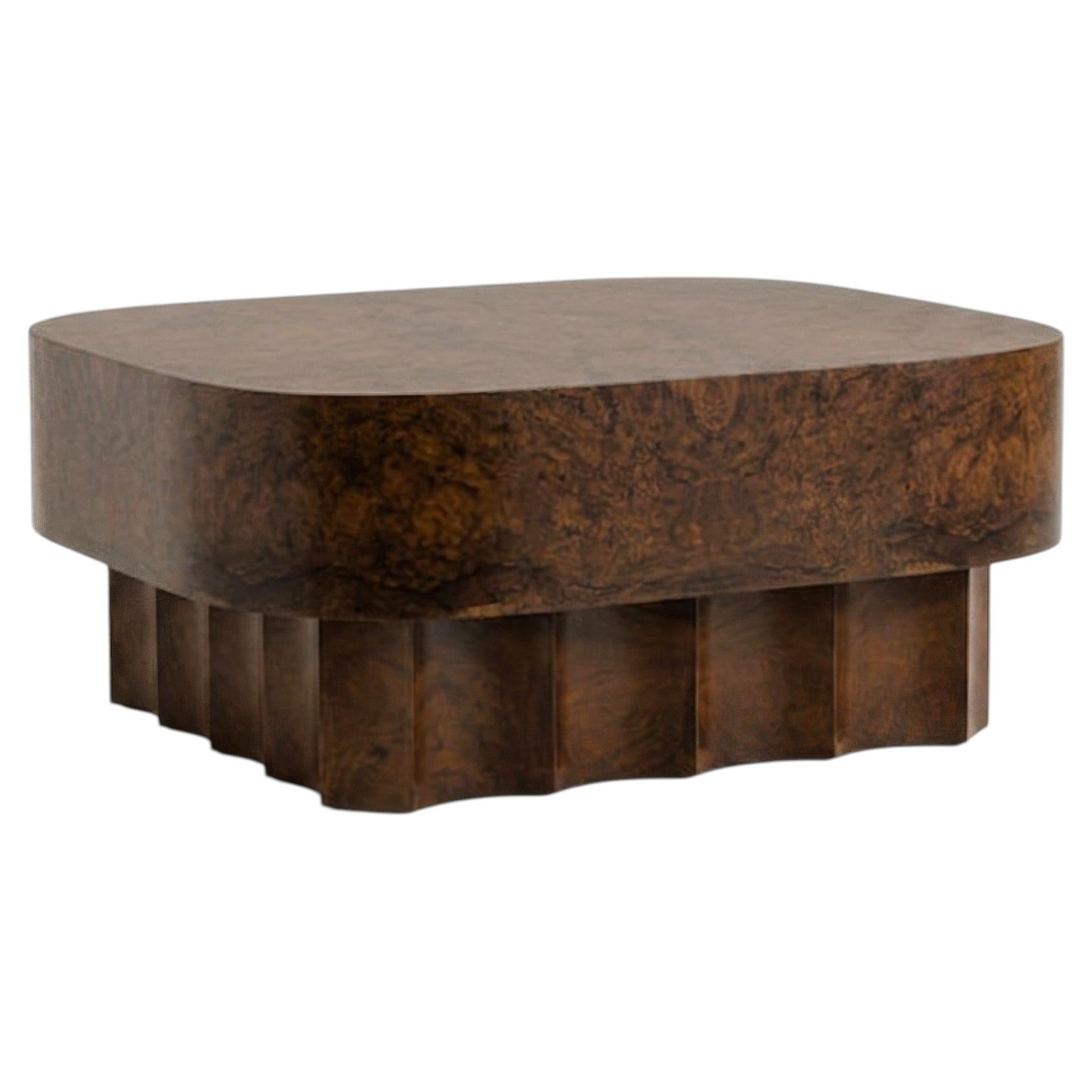 Table basse minimaliste brutale à racine en noyer brillant avec base à piédestal cannelé