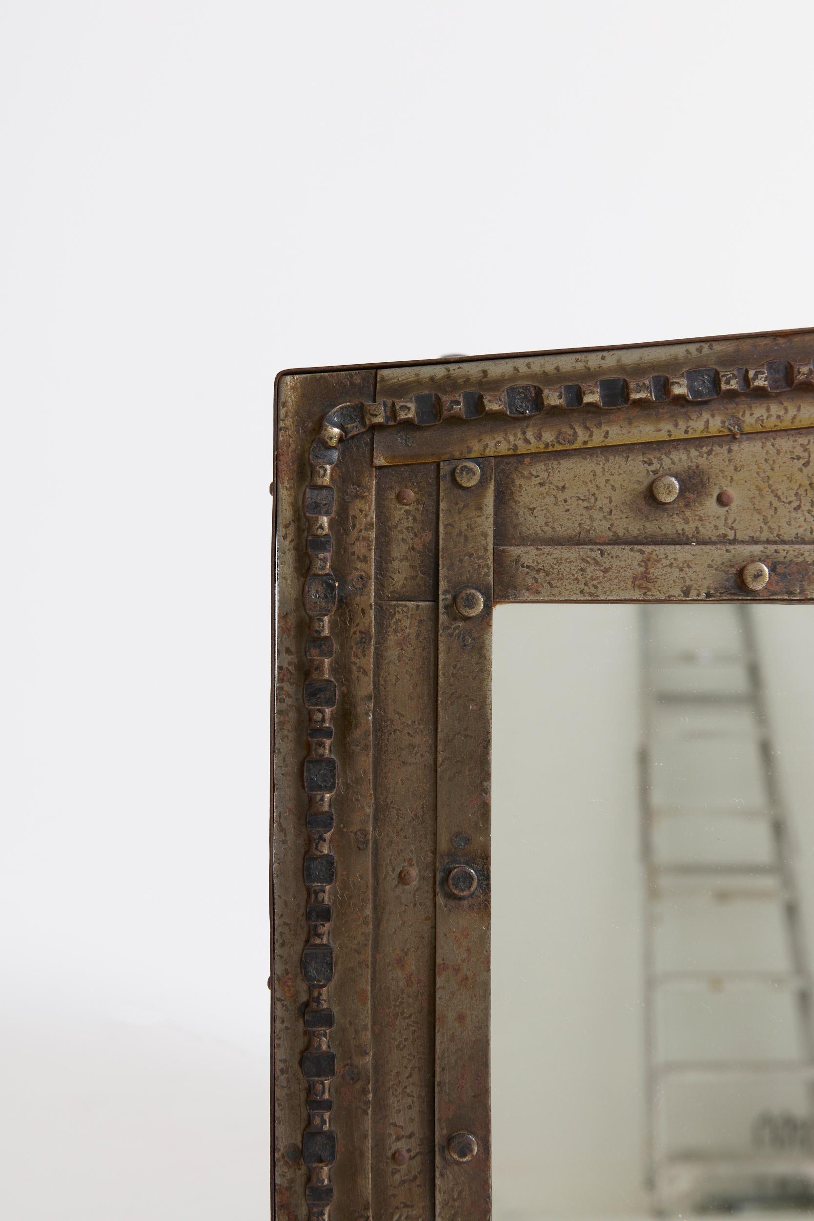 Un marteau brutaliste  et miroir riveté
France, milieu du 20e siècle
