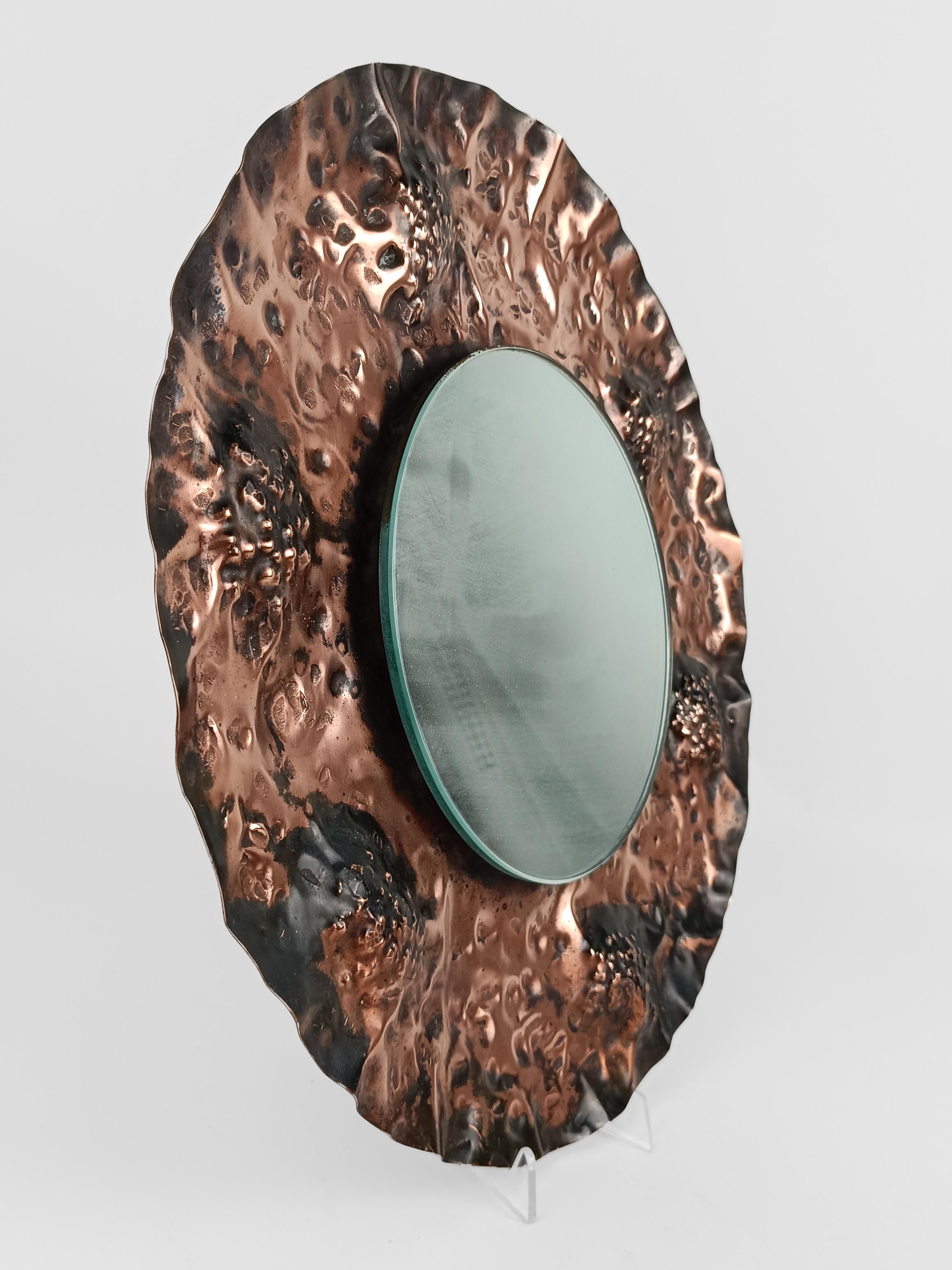 Brutalist Mirror in hammered copper in the style of A. Bragalini, Italy 1960s  For Sale 10