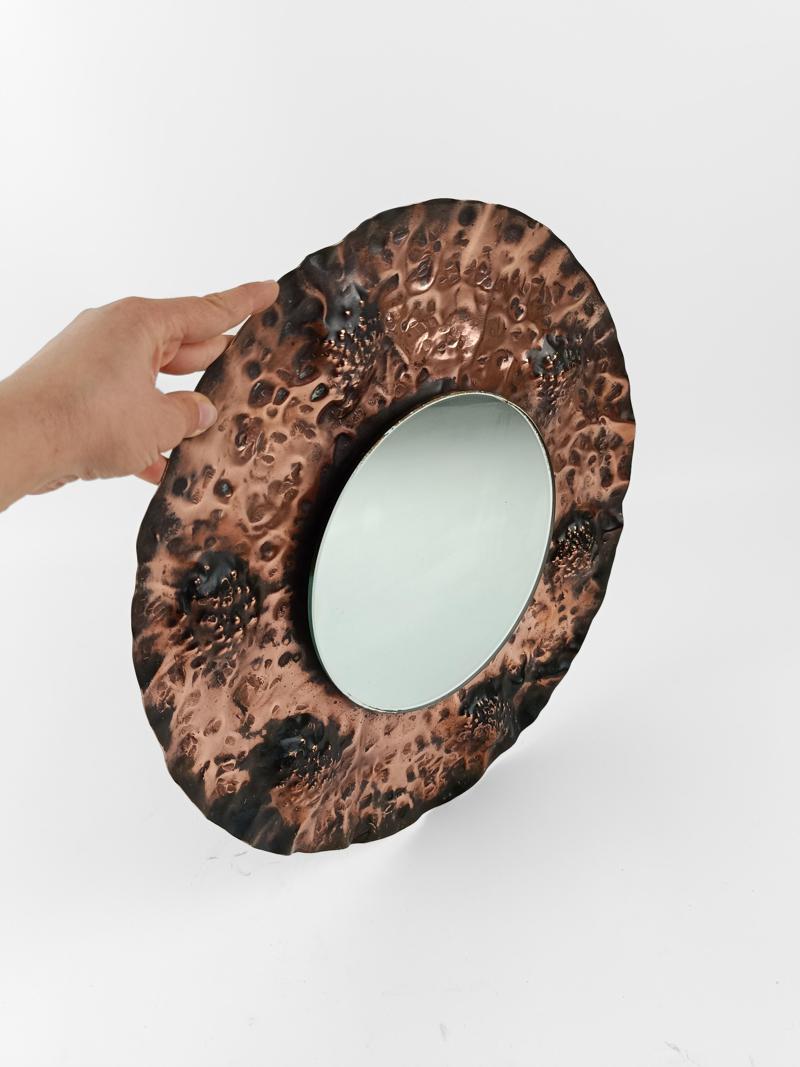 Brutalist Mirror in hammered copper in the style of A. Bragalini, Italy 1960s  In Good Condition For Sale In Roma, IT