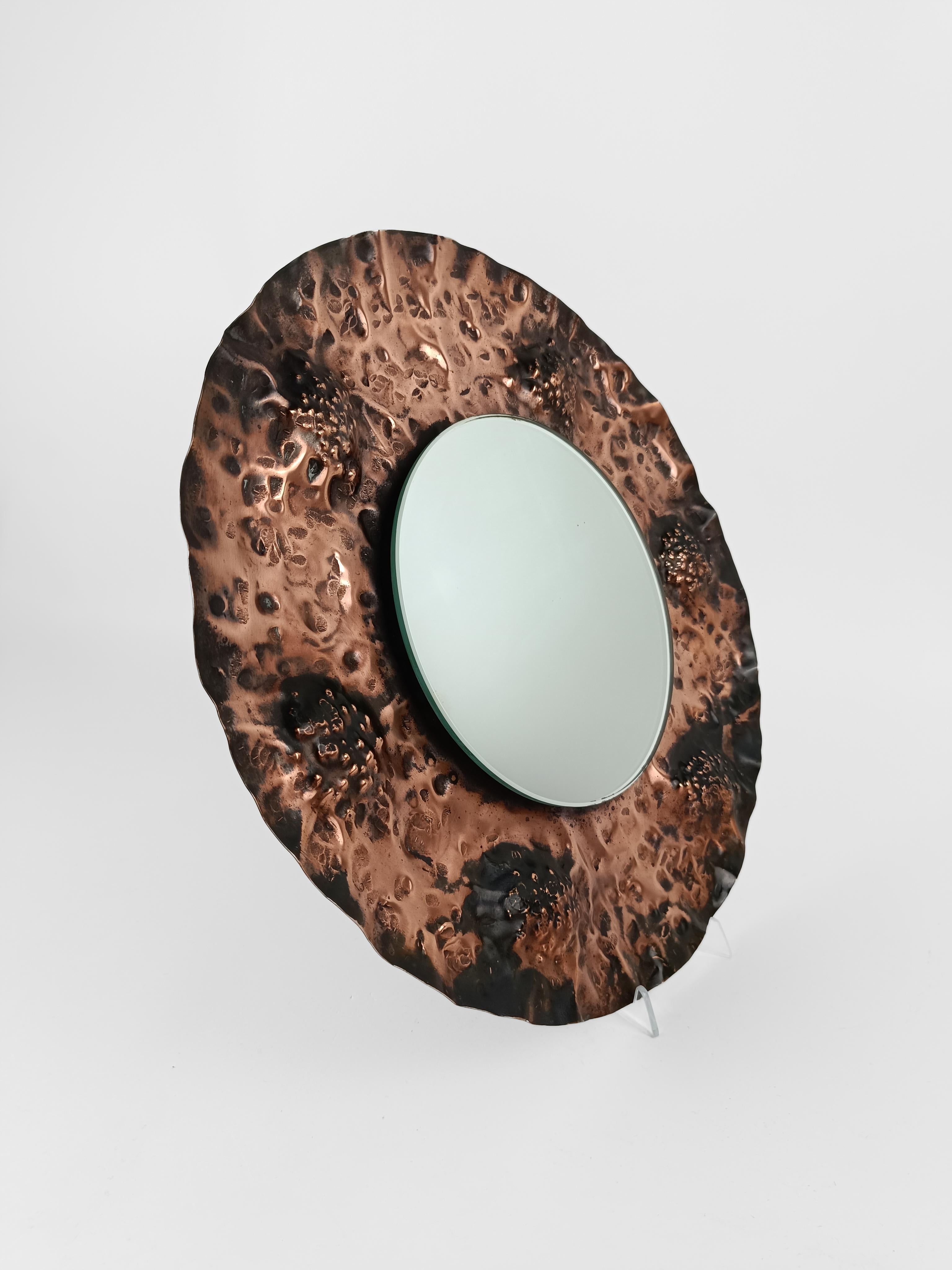 Brutalist Mirror in hammered copper in the style of A. Bragalini, Italy 1960s  For Sale 2