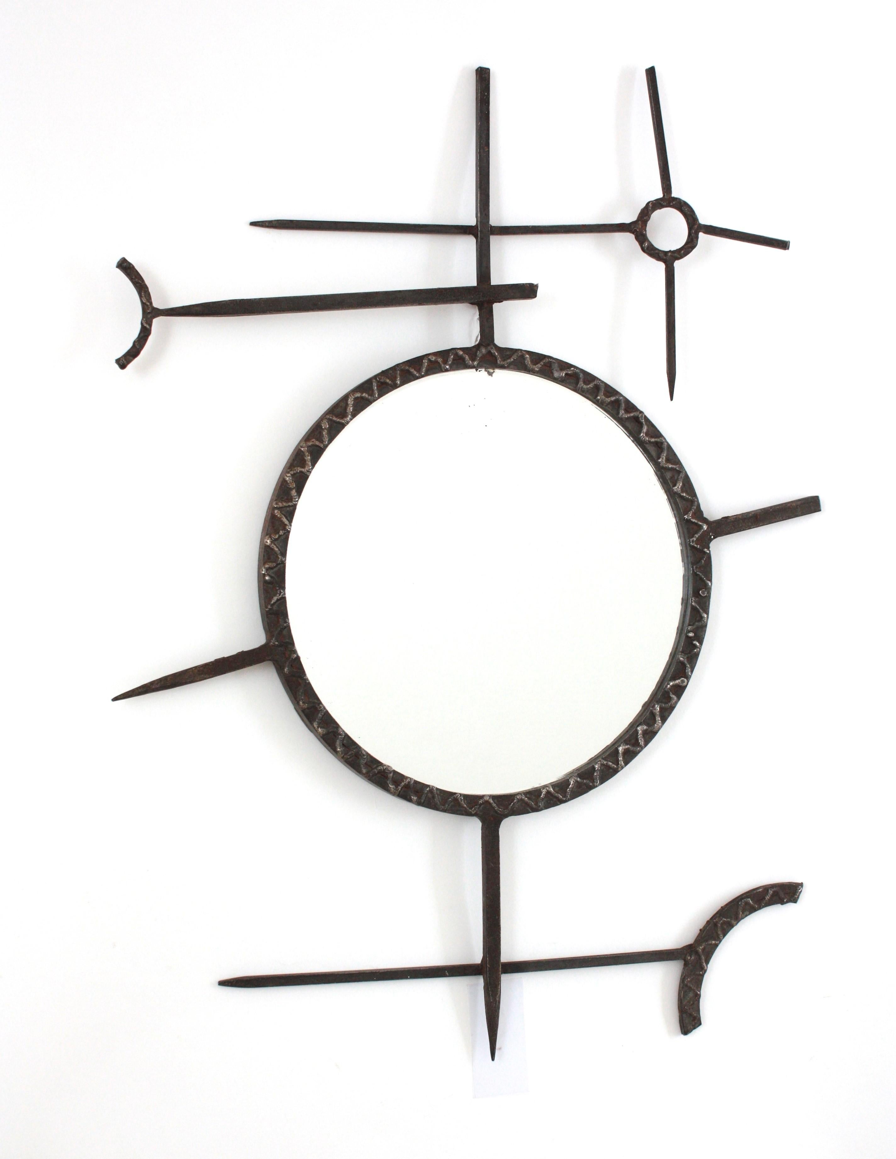Miroir en fer forgé à la main, unique en son genre, datant de la période brutaliste. Espagne, années 1950.
Ce miroir unique a été entièrement réalisé à la main. Son design surréaliste s'inspire des dessins de Joan Miró.
Ce beau miroir rond est