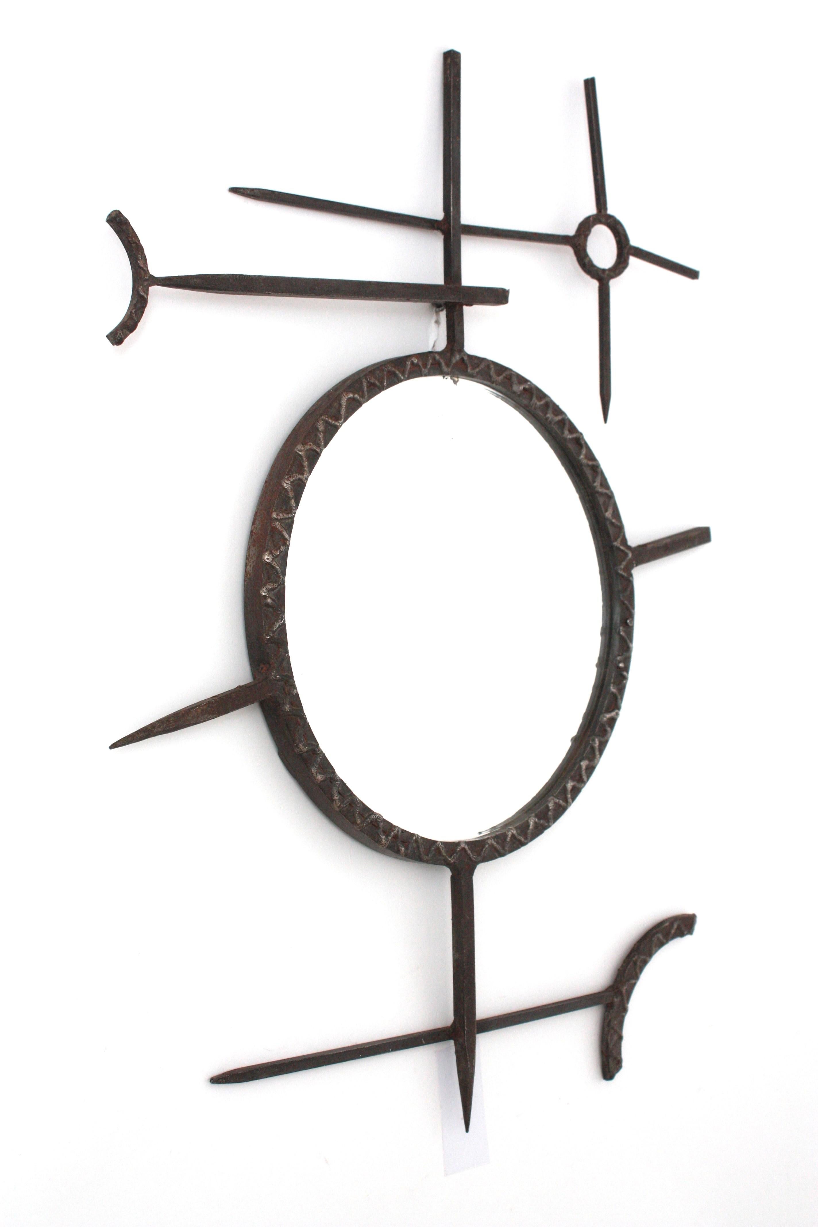 Espagnol Miroir brutaliste en fer forgé, inspiré par Joan Miró, Espagne, années 1950 en vente