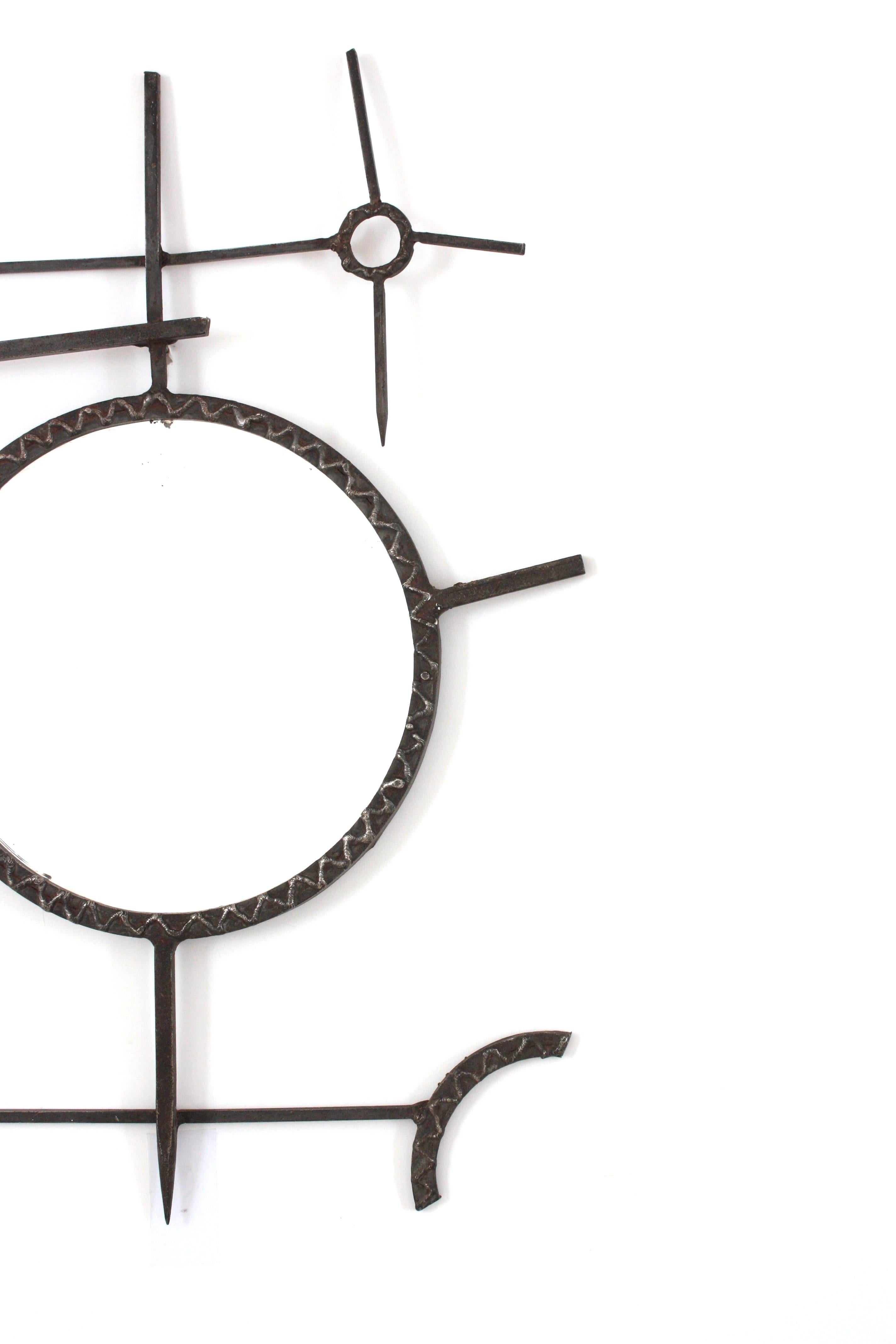 20ième siècle Miroir brutaliste en fer forgé, inspiré par Joan Miró, Espagne, années 1950 en vente