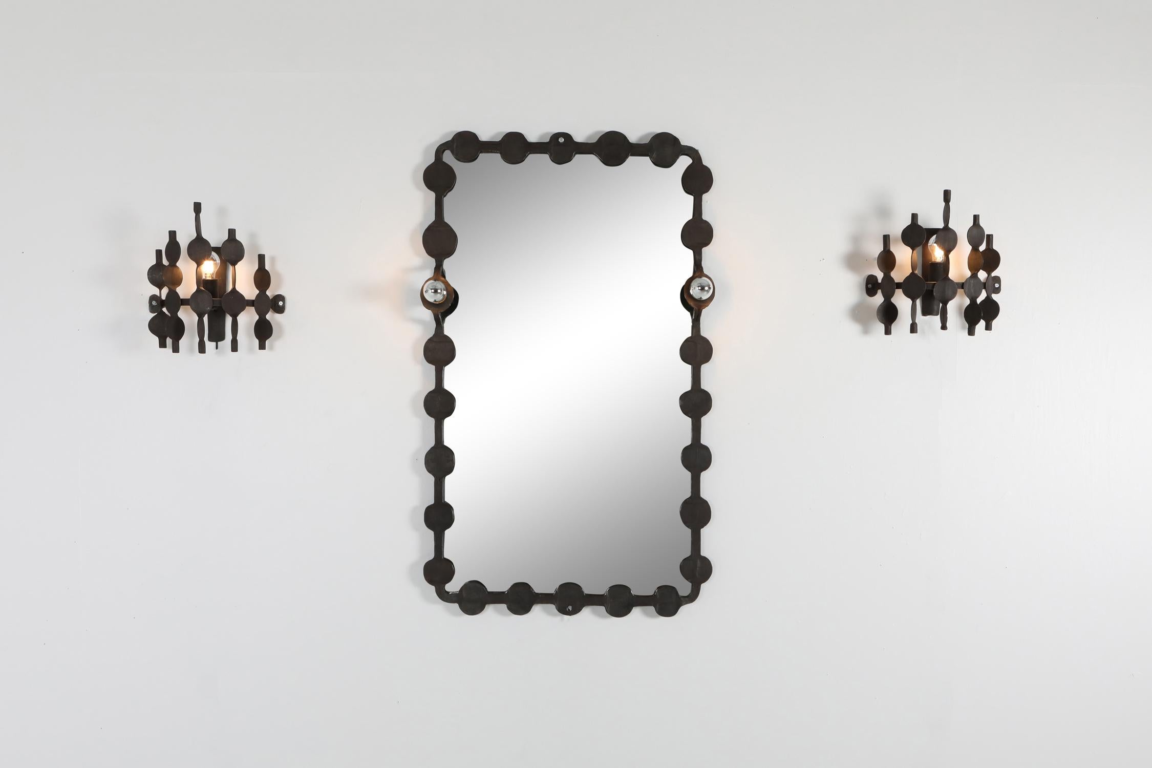 Brutalism, fer forgé, mirror with two lights, Atelier Français, 1970s

Hand forged mirror in steel

From the same maker we can also offer two sconces, and two shelves.
Superb and heavy quality work.
 