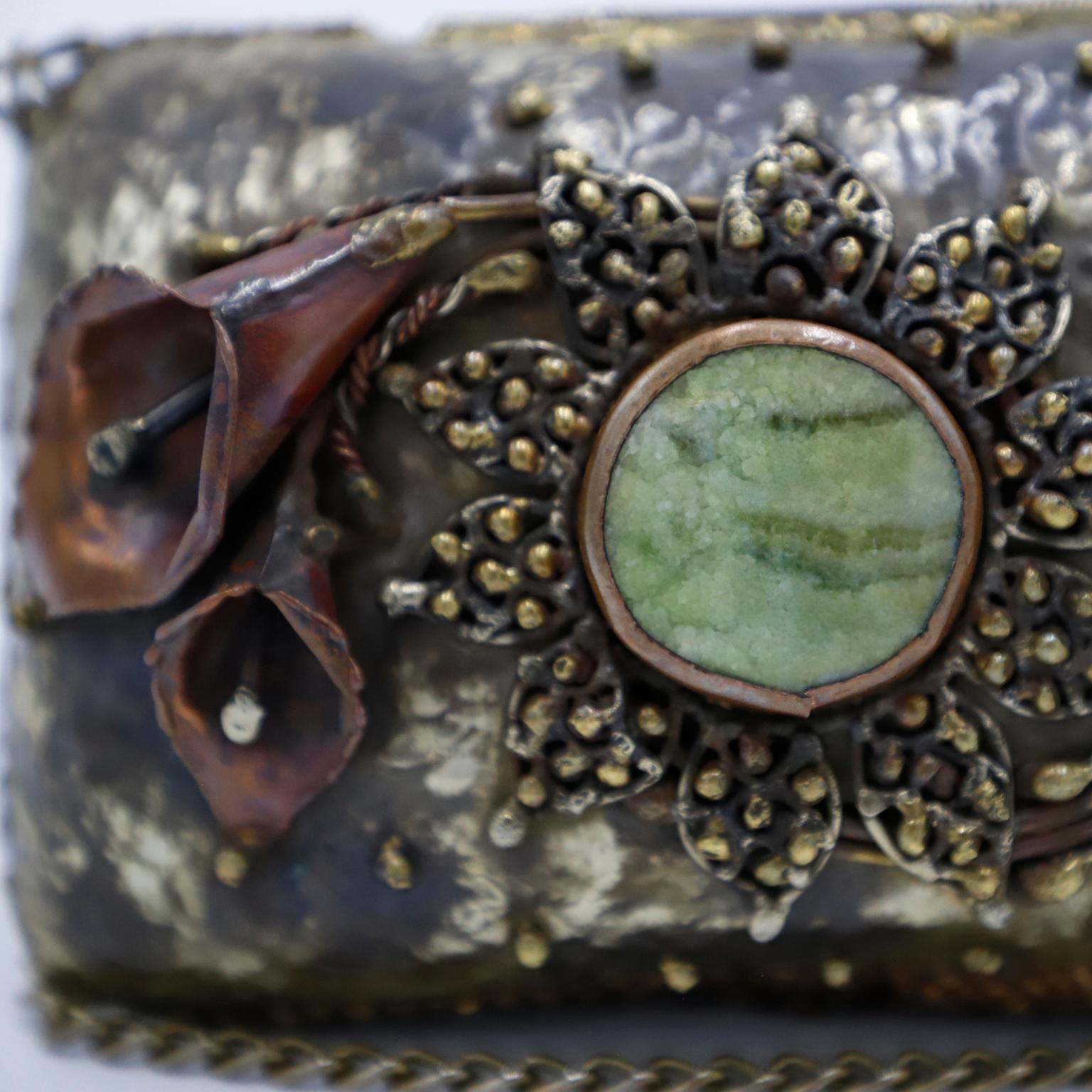 Alrededor de 1970. Te ofrecemos este Bolso Artesano Brutalista de Metales Mixtos. Este bolso único hecho a mano está adornado con sinuosos diseños tridimensionales de trabajos en metal mixto.