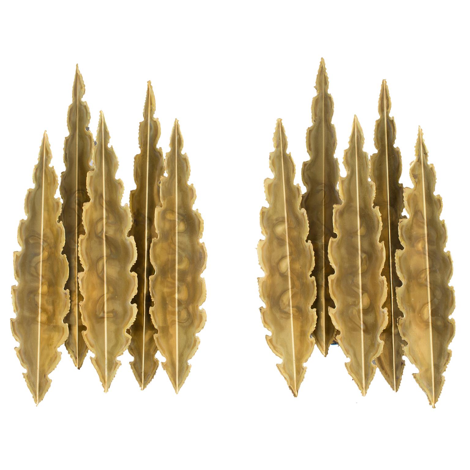 Eternal flames. Light 5195, large brass wall sconce from the 1960s by Svend Aage Holm Sorensen, rare large Brutalist style wall light in excellent vintage condition.
A pair of beautiful large wall lights comprised of five serrated and flame-treated