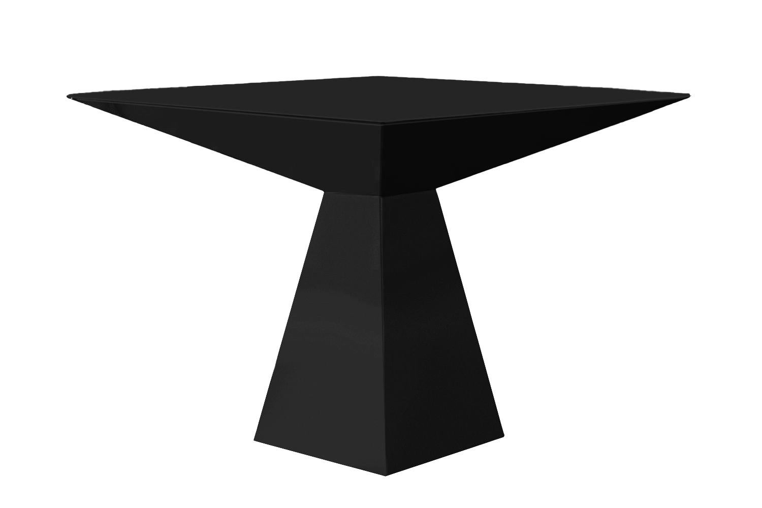 La table à manger Desfase est une exploration audacieuse de la forme et du rythme, une véritable célébration de la perturbation et de l'individualité. Sa surface laquée noire est d'une grande sophistication et reflète la lumière de manière à mettre