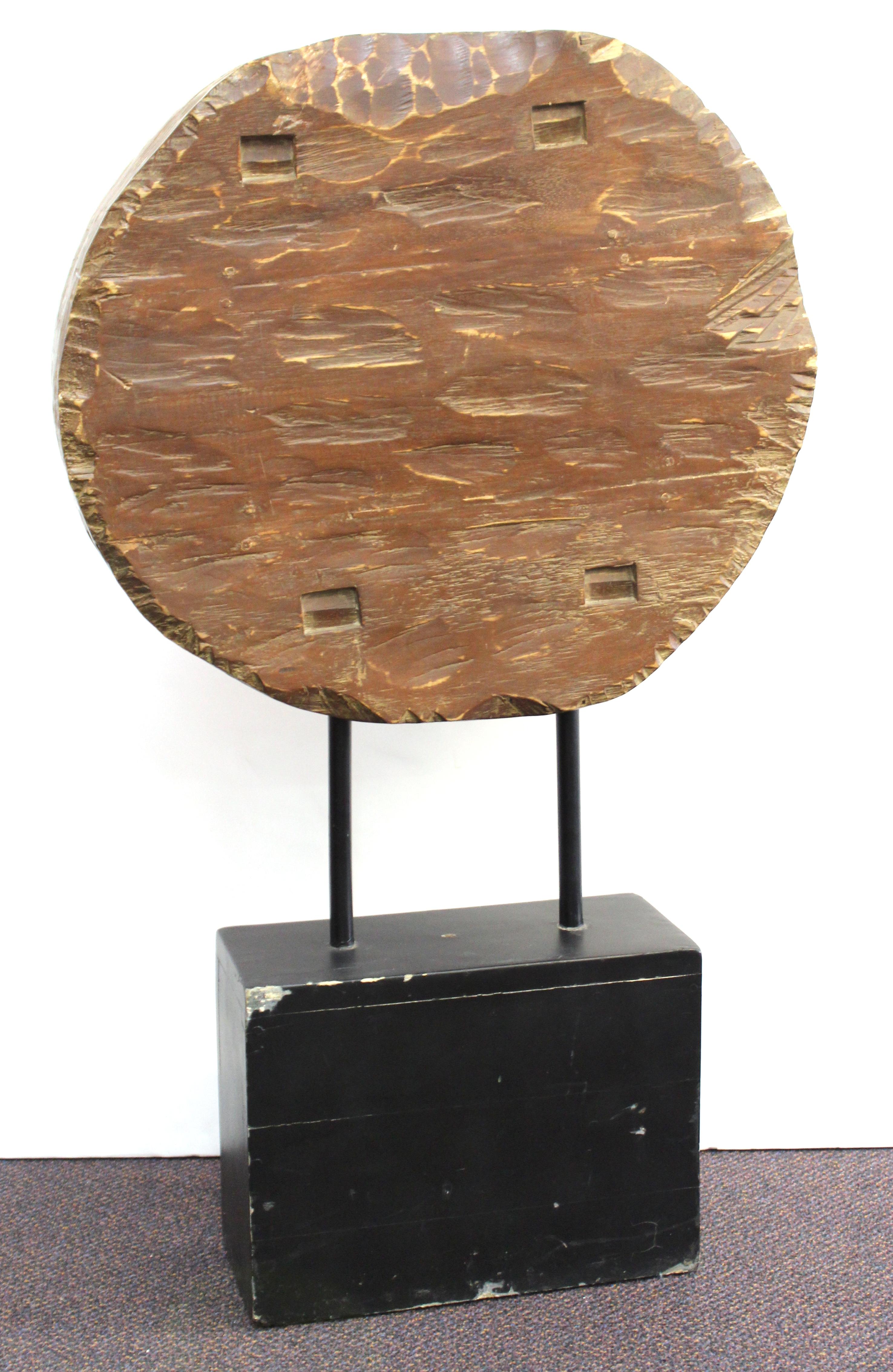 Brutalist Modern Carved Wood Disc Sculpture on Base (amerikanisch)