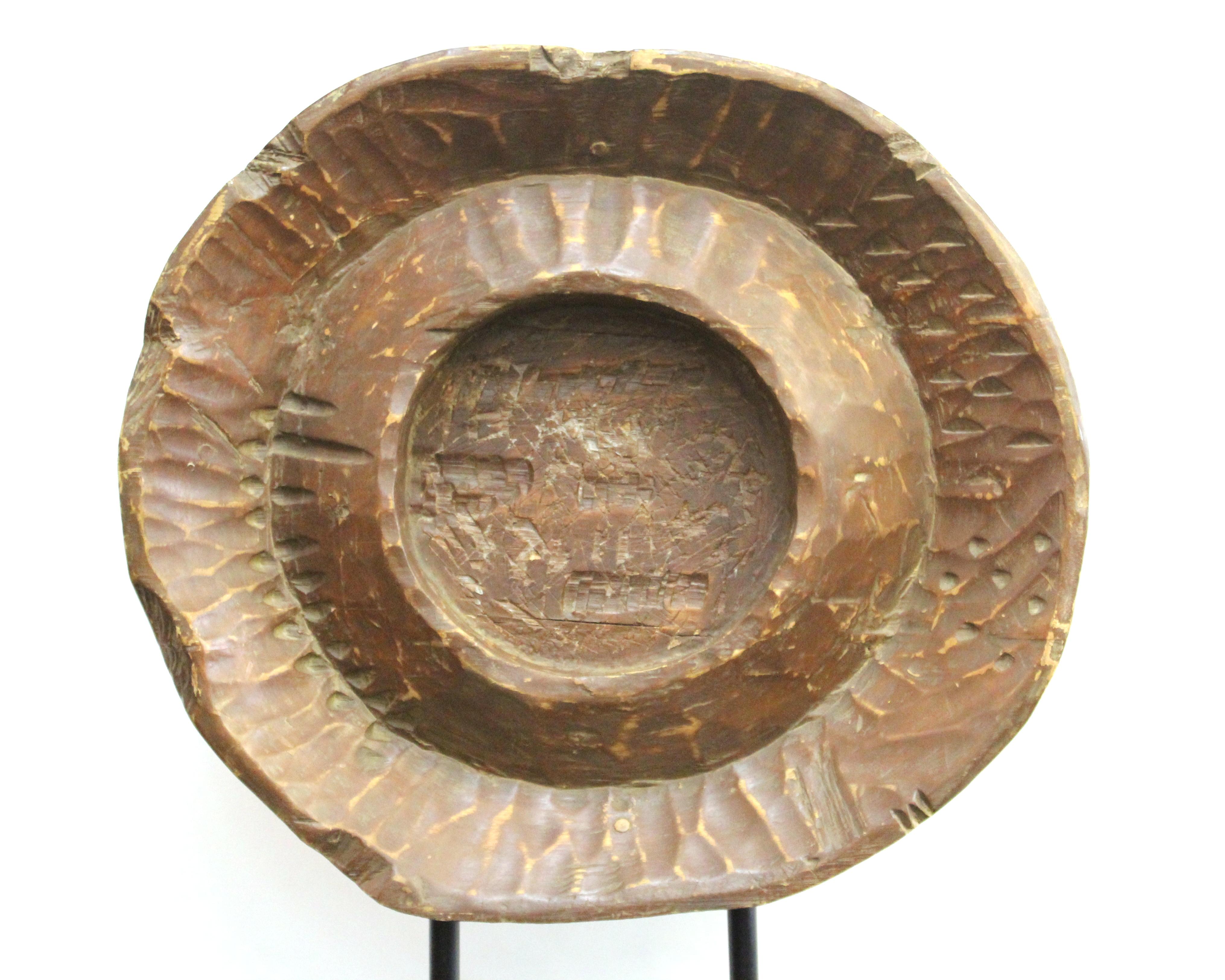 Brutalist Modern Carved Wood Disc Sculpture on Base im Zustand „Gut“ in New York, NY