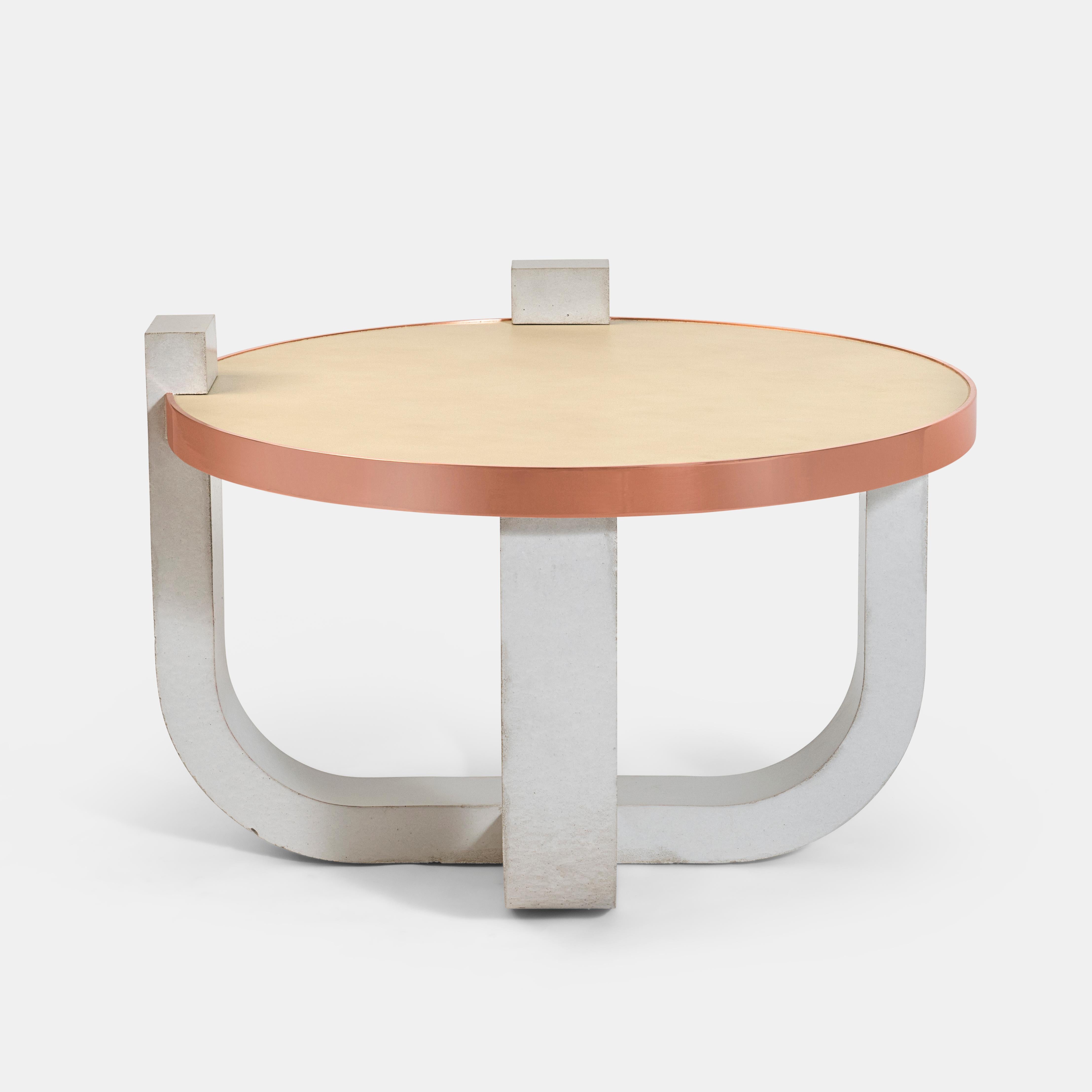 Brutalisme Table basse ronde brutaliste en béton avec plateau en cuir et détails en or rose en vente