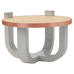 Table basse ronde brutaliste en béton avec plateau en cuir et détails en or rose