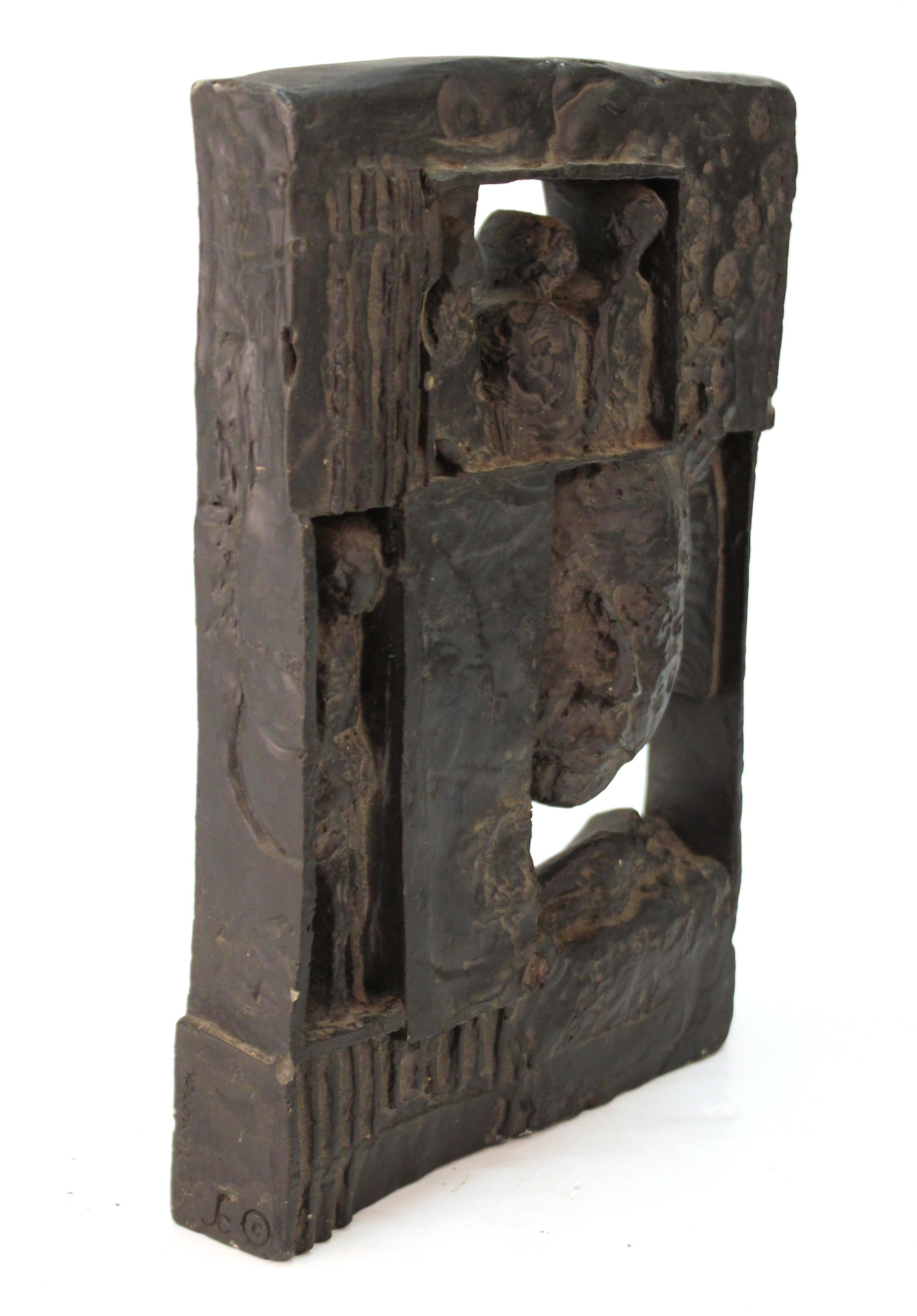 Brutalistische moderne Bewegung figurative Skulptur in Gips, kann ausgestellt oder an der Wand montiert werden. Das Stück stammt aus den 1960er Jahren und ist in einem guten Vintage-Zustand, mit Signatur und Datum sowie weiteren Markierungen auf
