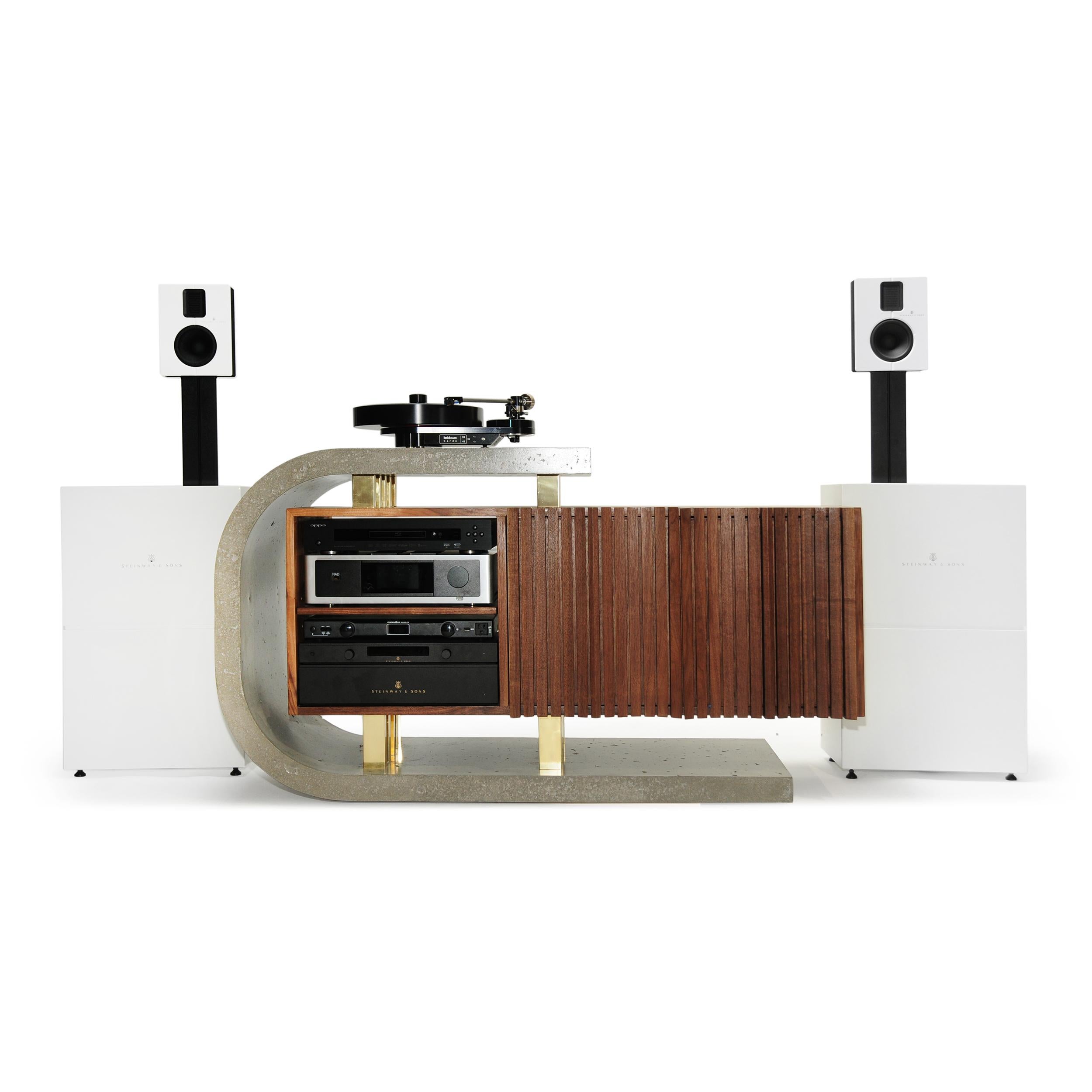 Credenza audiofila moderna brutalista in cemento noce e ottone in vendita 2
