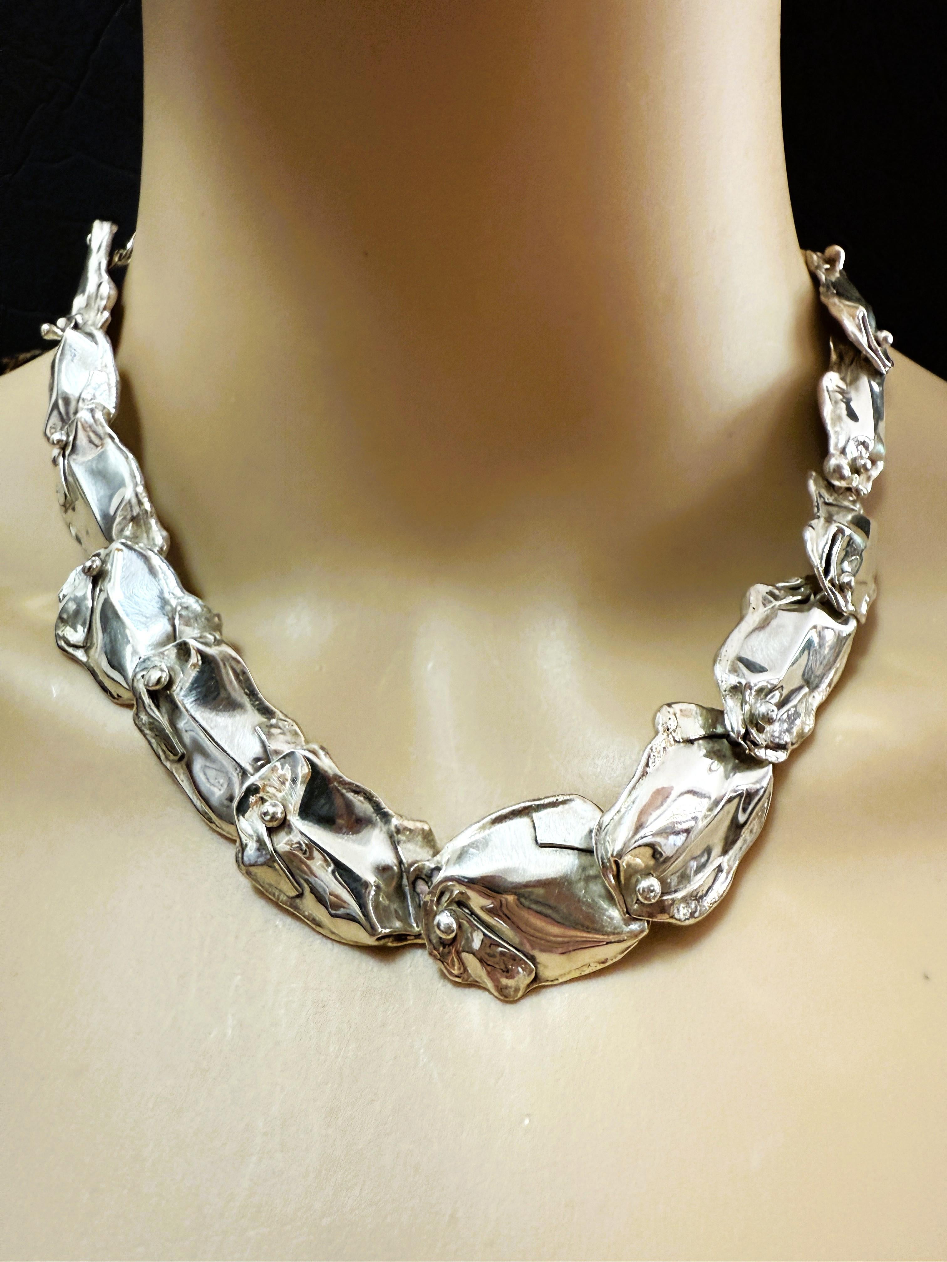 Collar y Pendientes de Pétalos de Plata de Ley Forjada Modernista Brutalista en Excelente estado para la venta en Eagan, MN