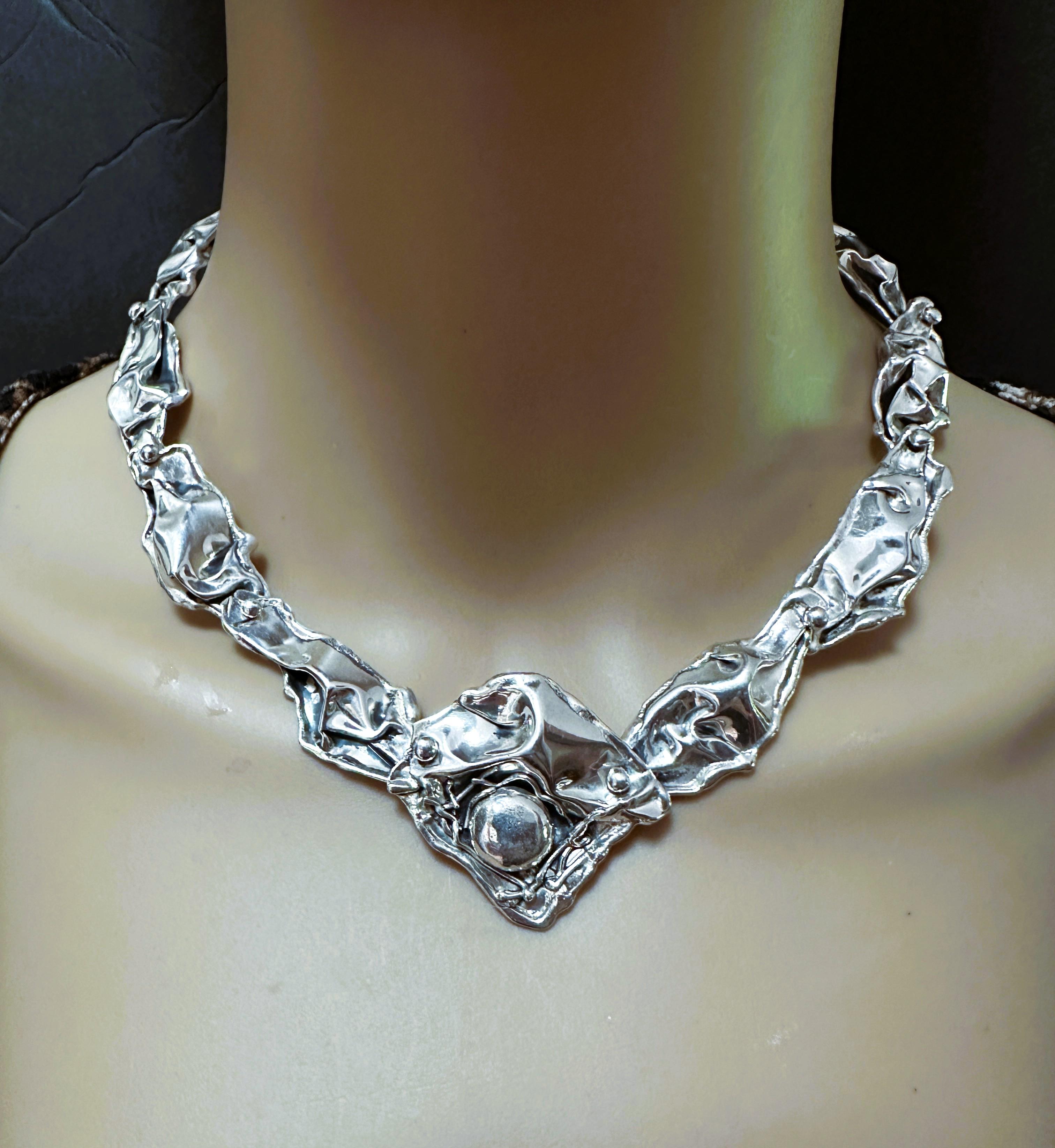 Art Déco Brutalist Modernist Forged Sterling Silver Petal Necklace in vendita