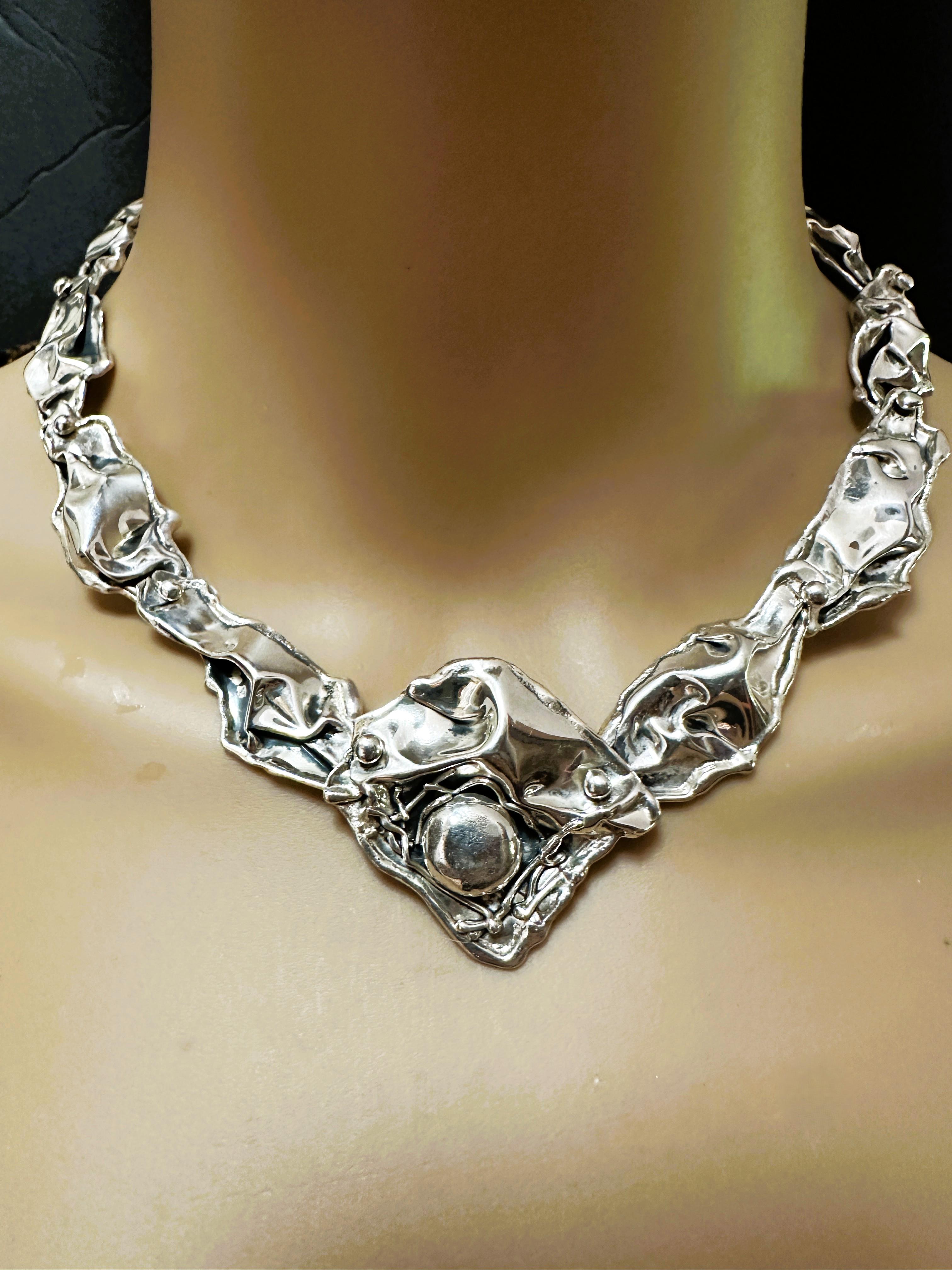 Donna Brutalist Modernist Forged Sterling Silver Petal Necklace in vendita