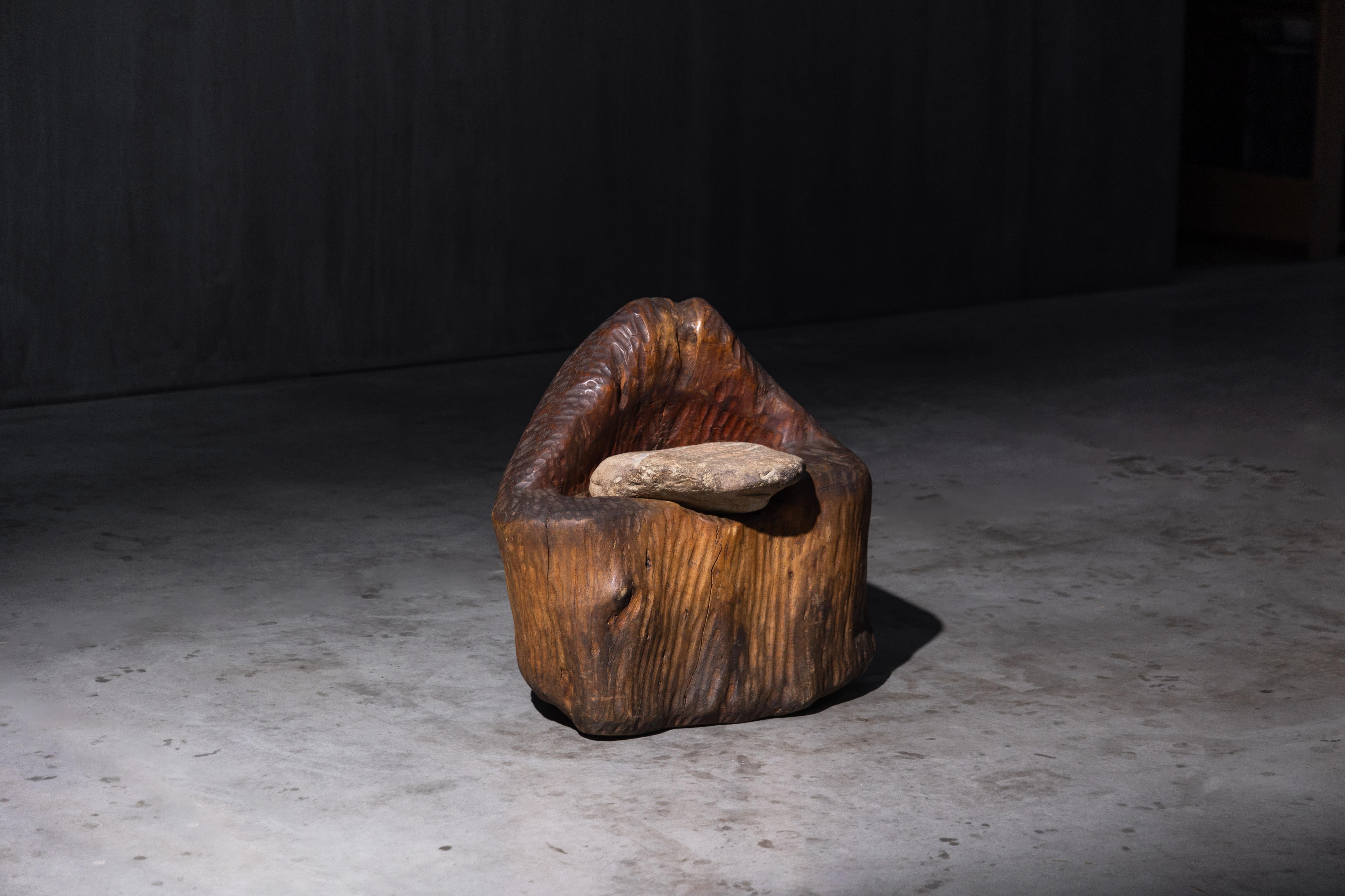 Brutalistischer Monoxyle-Hocker mit gemeißeltem Steinsitz, Frankreich, 1970er Jahre (Brutalismus) im Angebot