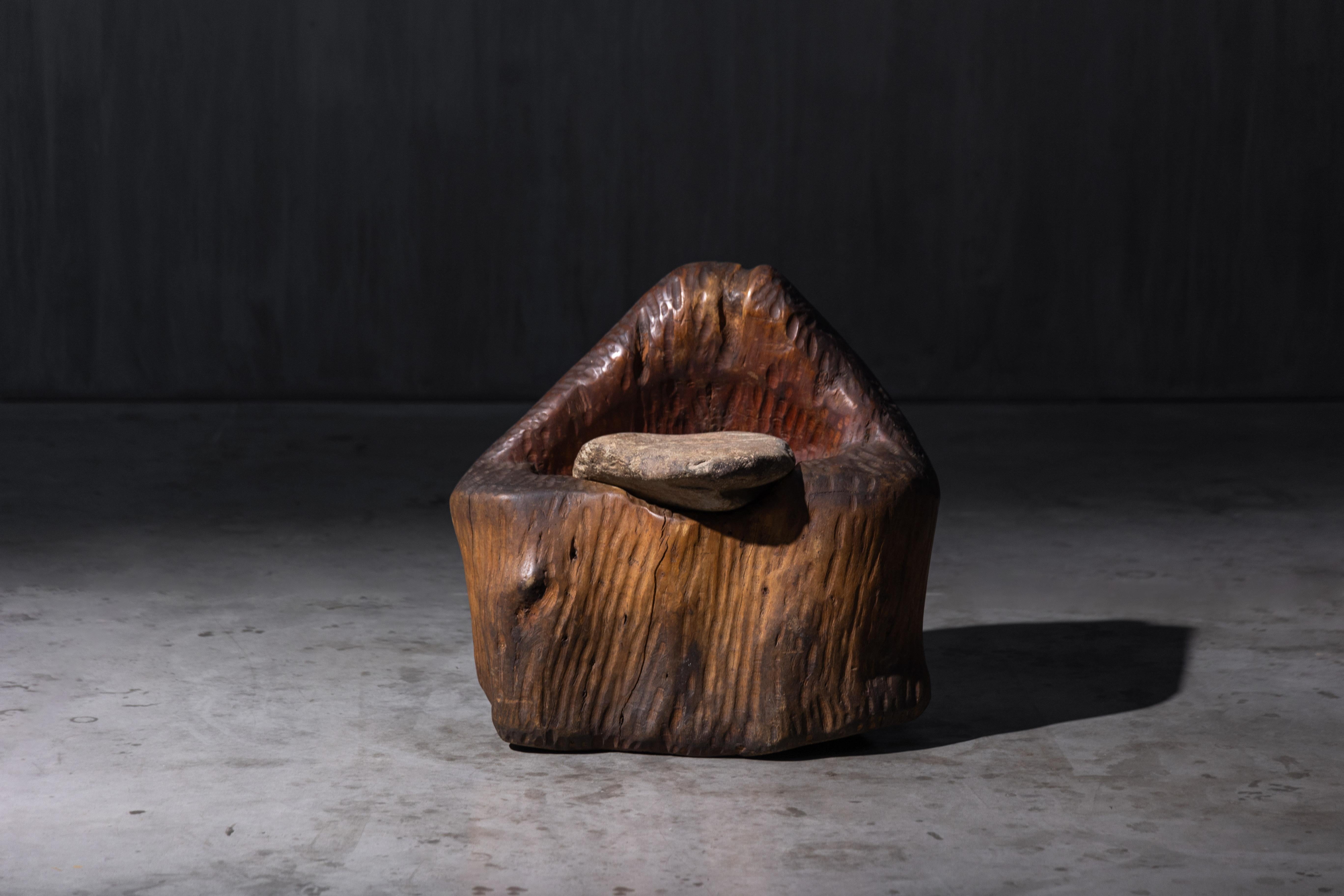 Brutalistischer Monoxyle-Hocker mit gemeißeltem Steinsitz, Frankreich, 1970er Jahre im Zustand „Gut“ im Angebot in Antwerp, BE