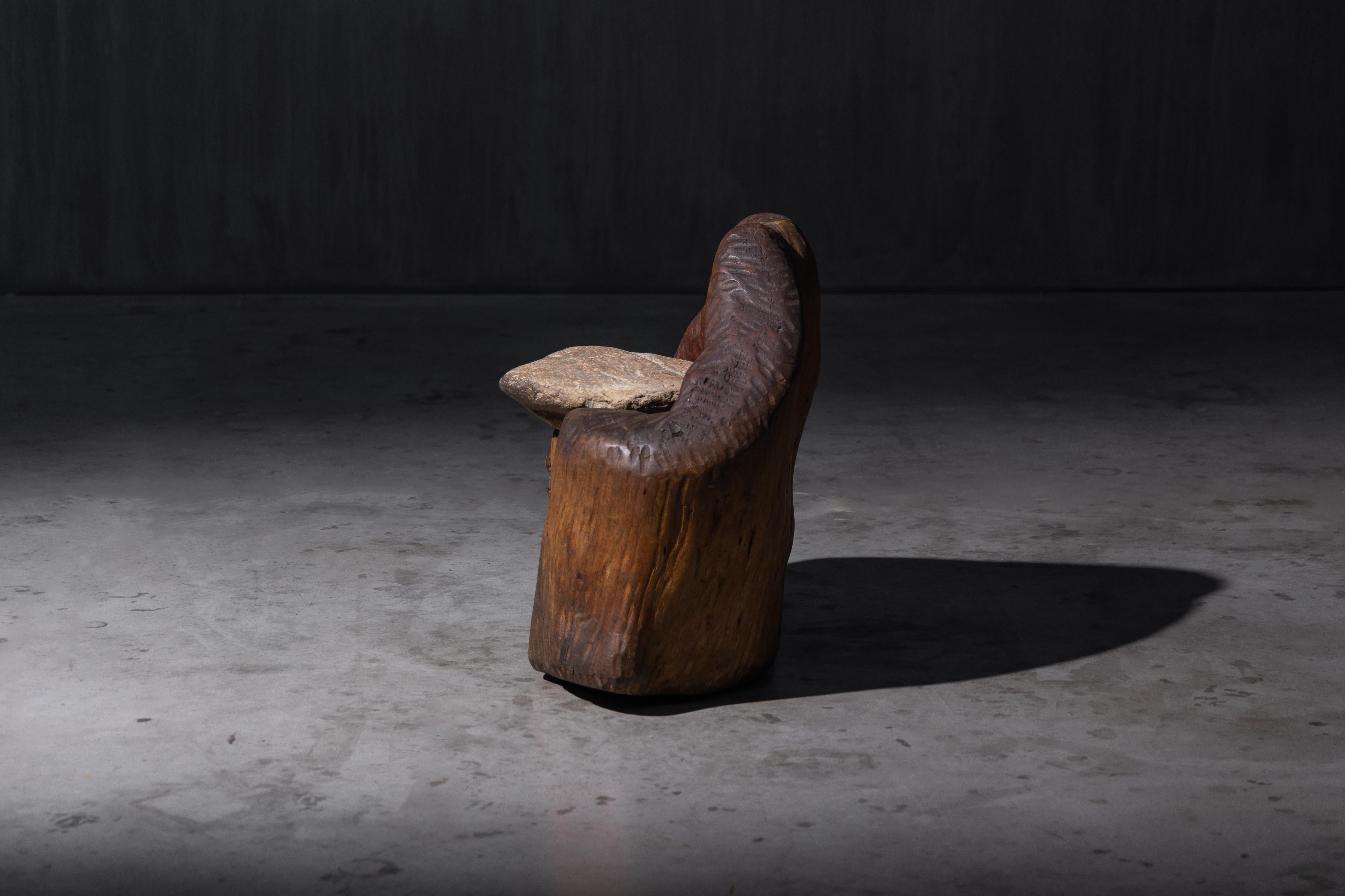 Brutalistischer Monoxyle-Hocker mit gemeißeltem Steinsitz, Frankreich, 1970er Jahre im Angebot 1