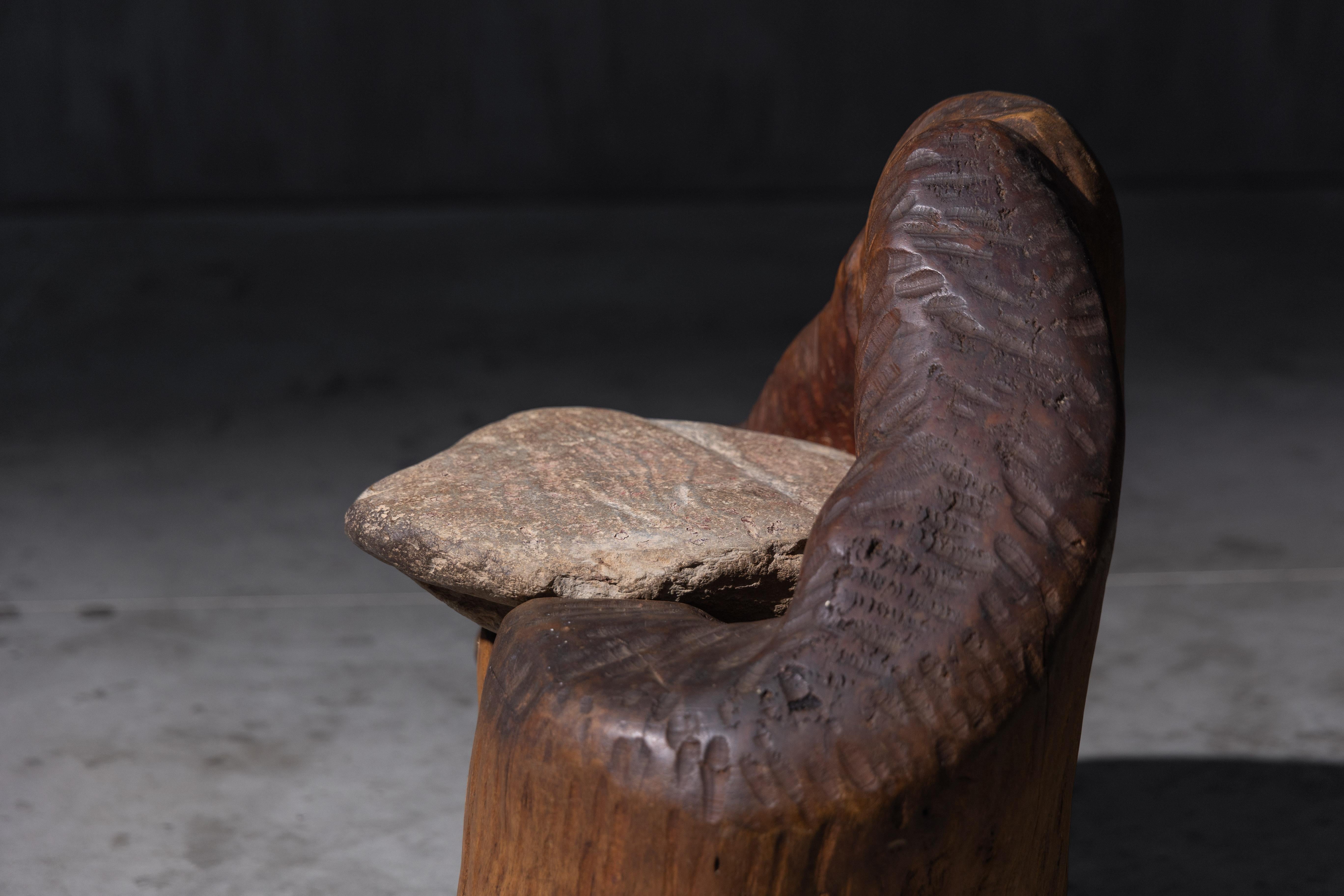 Brutalistischer Monoxyle-Hocker mit gemeißeltem Steinsitz, Frankreich, 1970er Jahre im Angebot 2