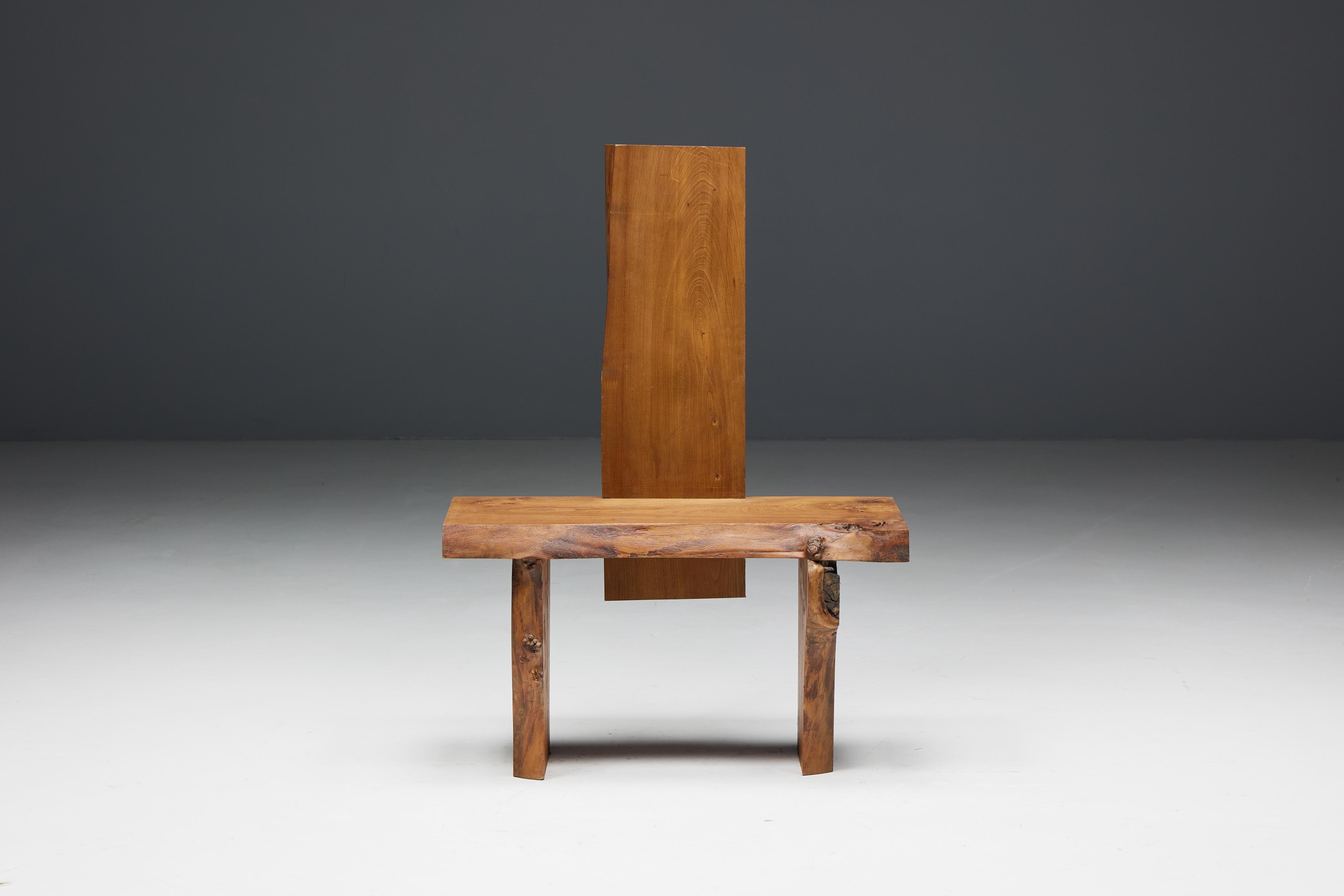 Brutalistischer Hochlehner, ein Statement aus massiven Baumstamm-Brettern. Dieser Stuhl verkörpert die raue Essenz der Natur und bringt ihre raue Schönheit und einzigartigen Strukturen zur Geltung. Die hohe Rückenlehne setzt ein markantes optisches