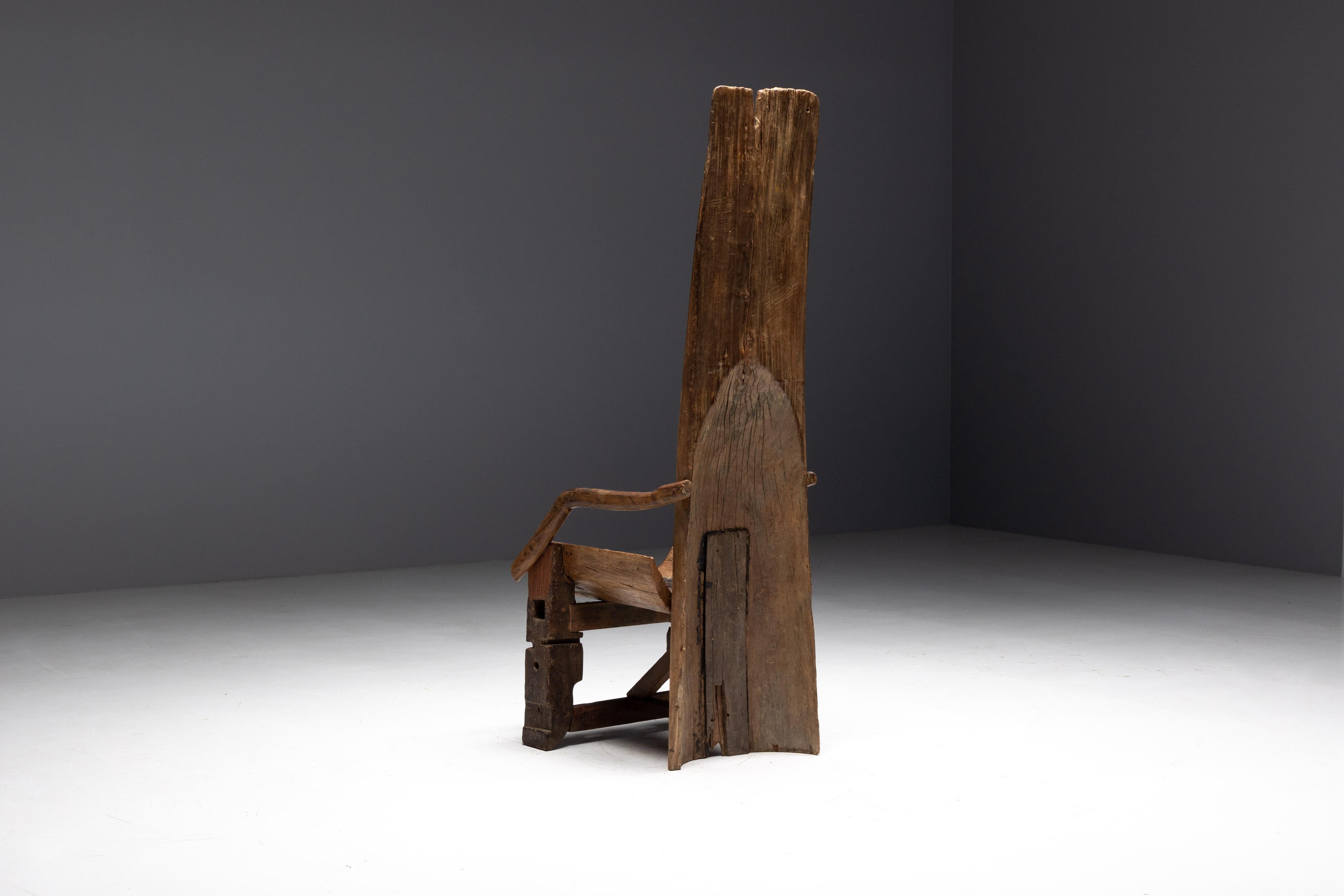Sillón monóxilo de trono del siglo XIX, que destila un incomparable sentido de la artesanía, reflejo de la pasión y habilidad de sus artífices. Esta silla es una pieza excepcional de la historia, lo que la convierte en el complemento perfecto para