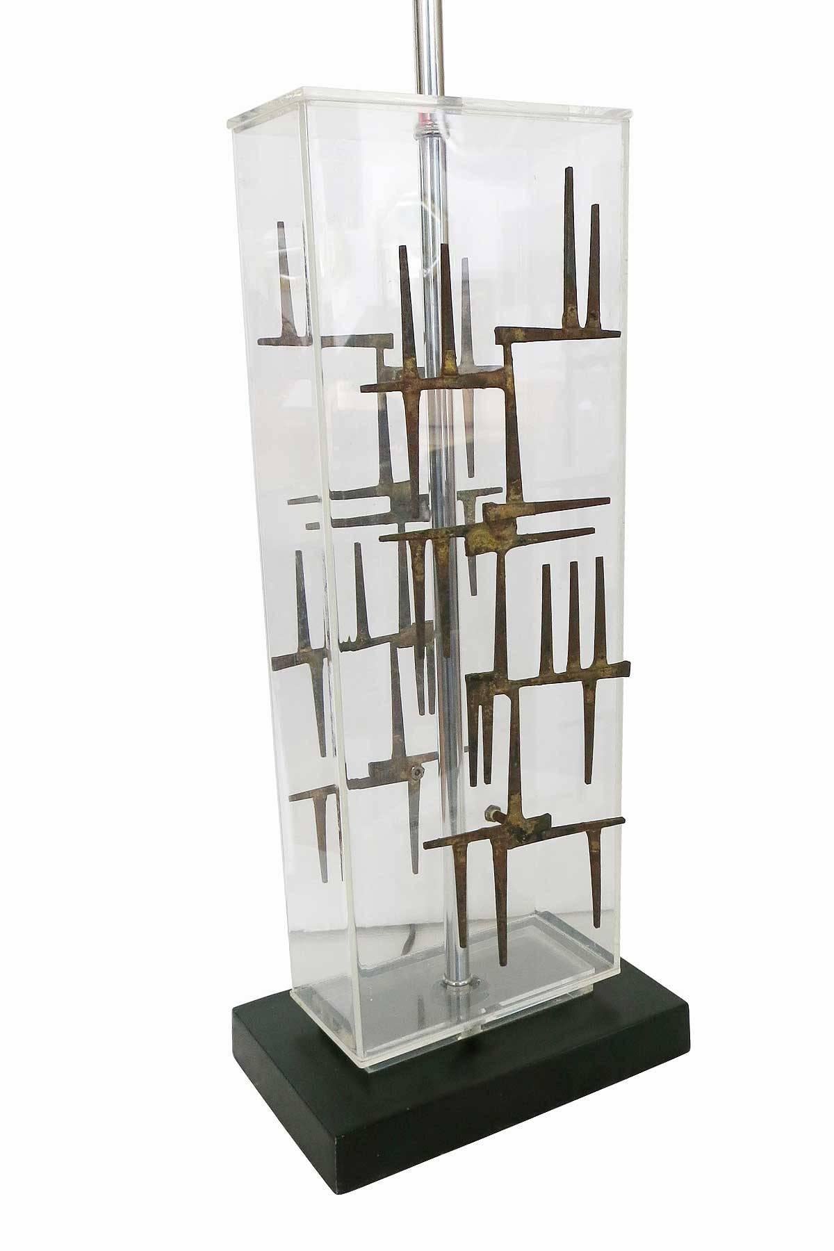 Brutalisme Brutalist Nail Sculptural Lucite Table Lamp by Laurel en vente