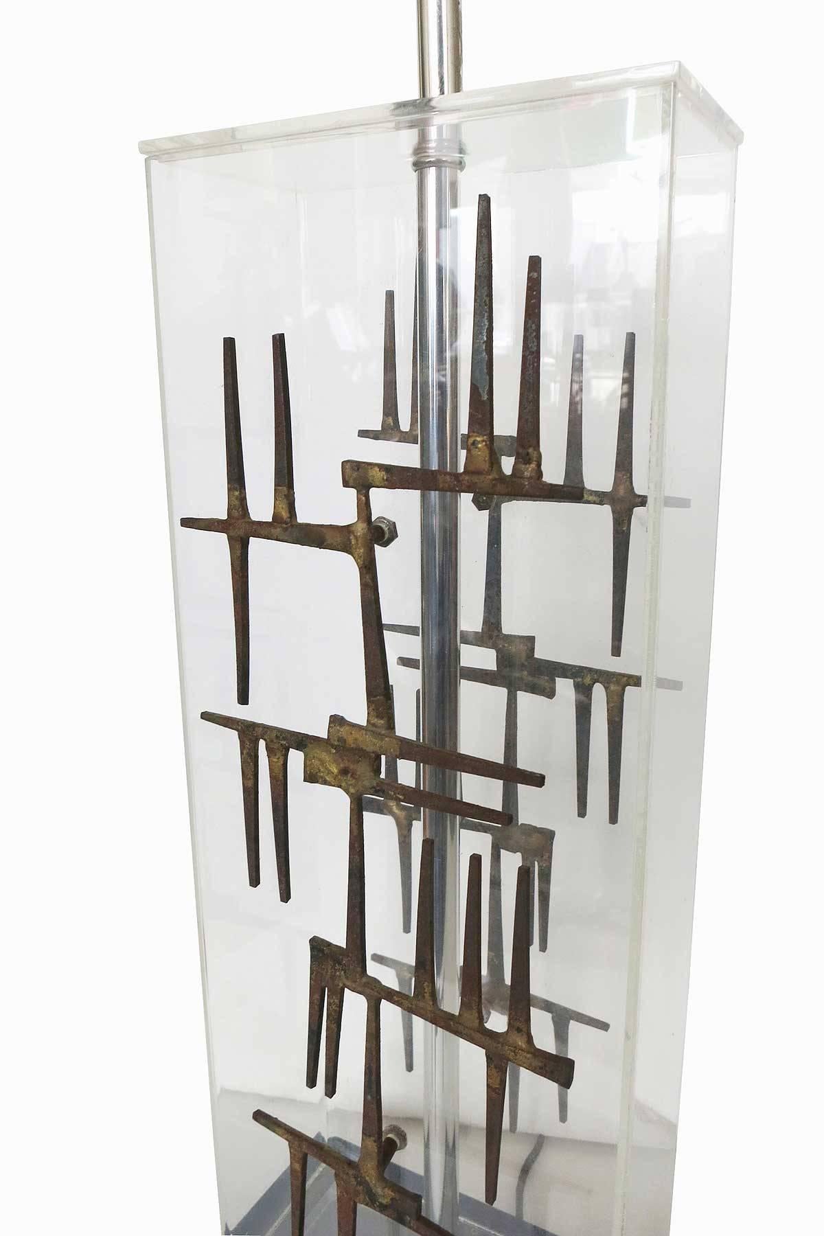 American Brutalist Nail Sculptural Lucite Table Lamp by Laurel For Sale