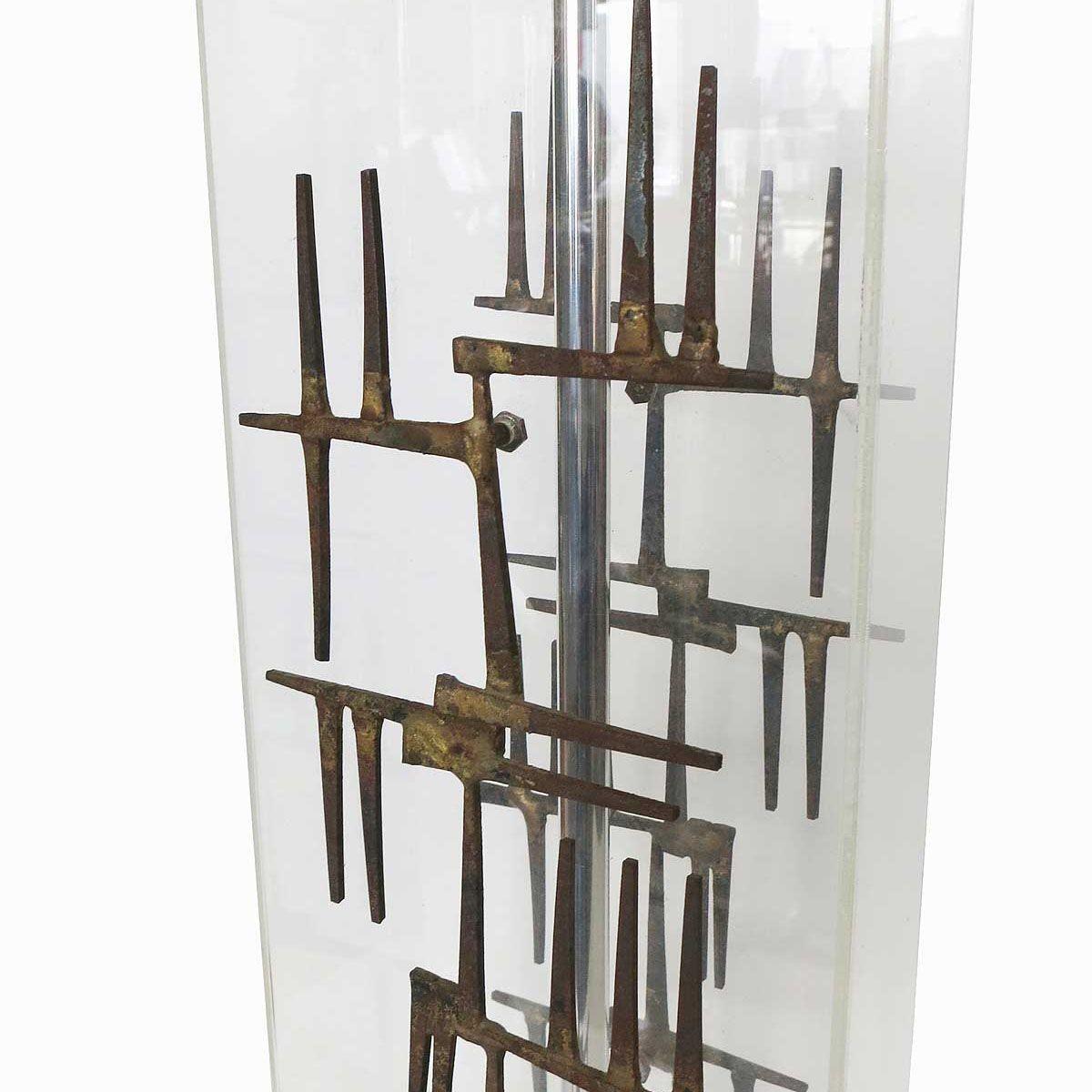 Brutalist Nail Sculptural Lucite Table Lamp by Laurel In Excellent Condition For Sale In Van Nuys, CA