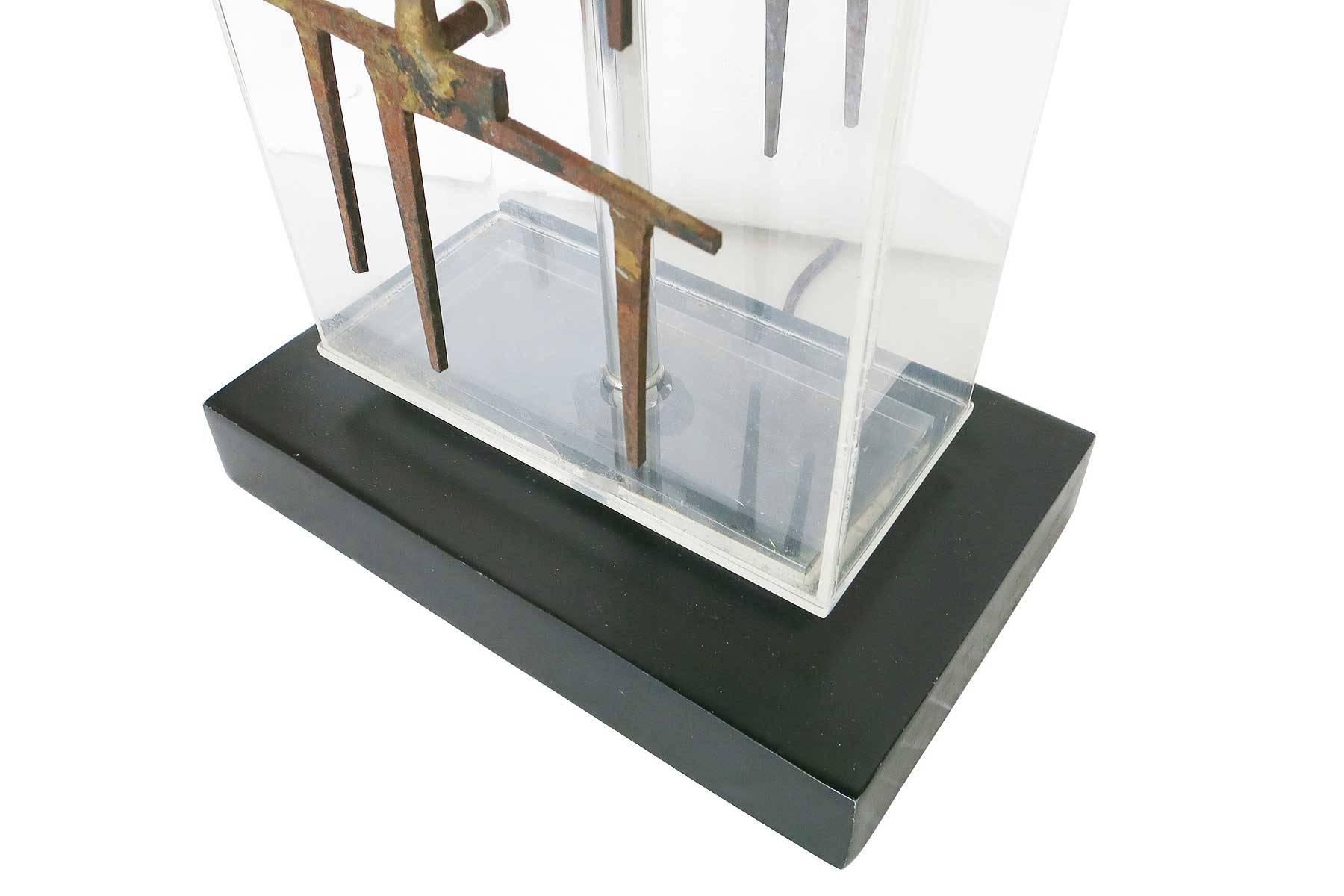 Milieu du XXe siècle Brutalist Nail Sculptural Lucite Table Lamp by Laurel en vente