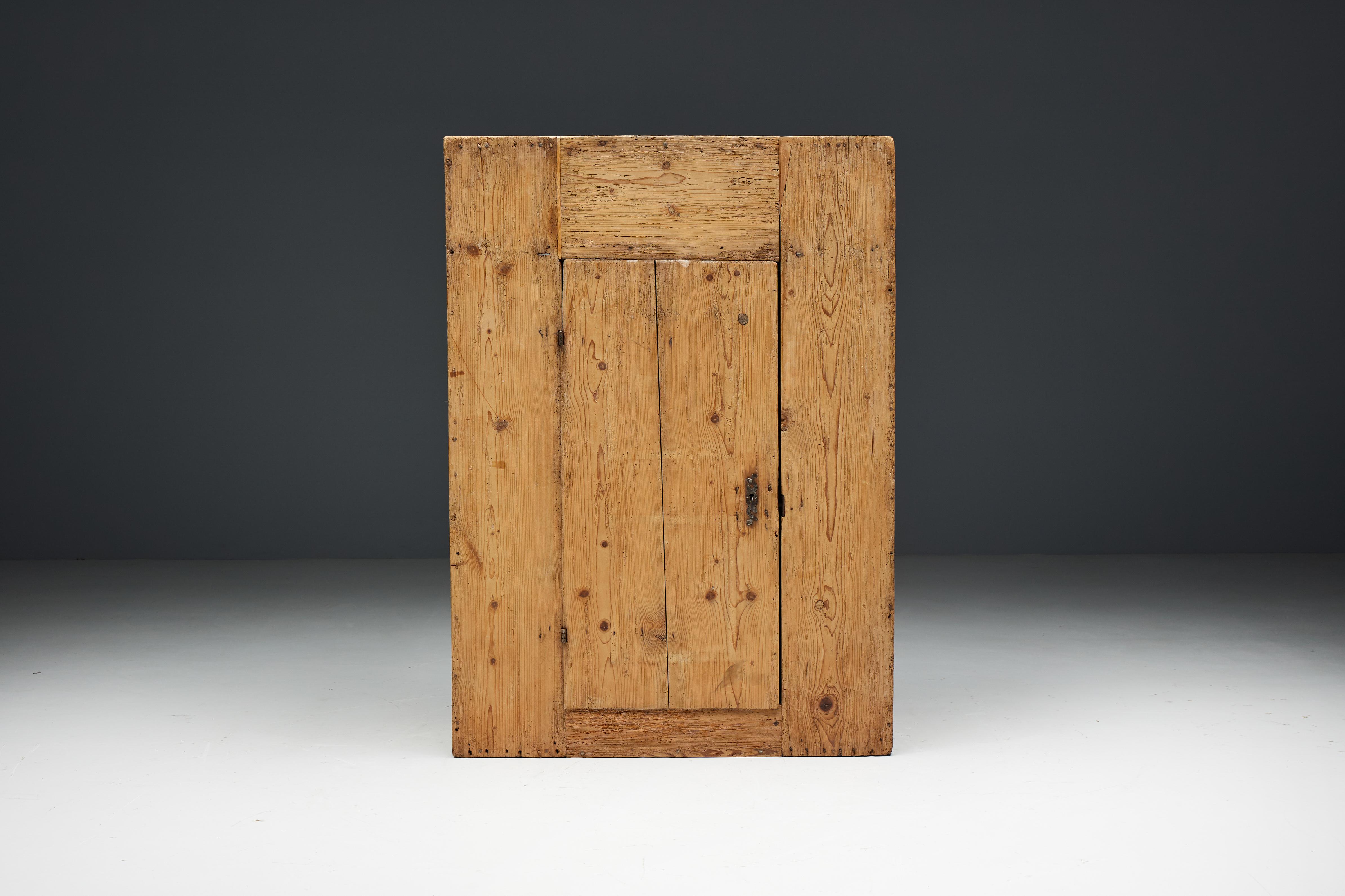 Rustikaler travail populaire Alpenschrank aus Massivholz aus dem frühen 19. Jahrhundert. Dieser organische Travail Populaire-Schrank bietet ausreichend Platz für die Aufbewahrung und Präsentation verschiedener Gegenstände. Ideal als Garderobe in