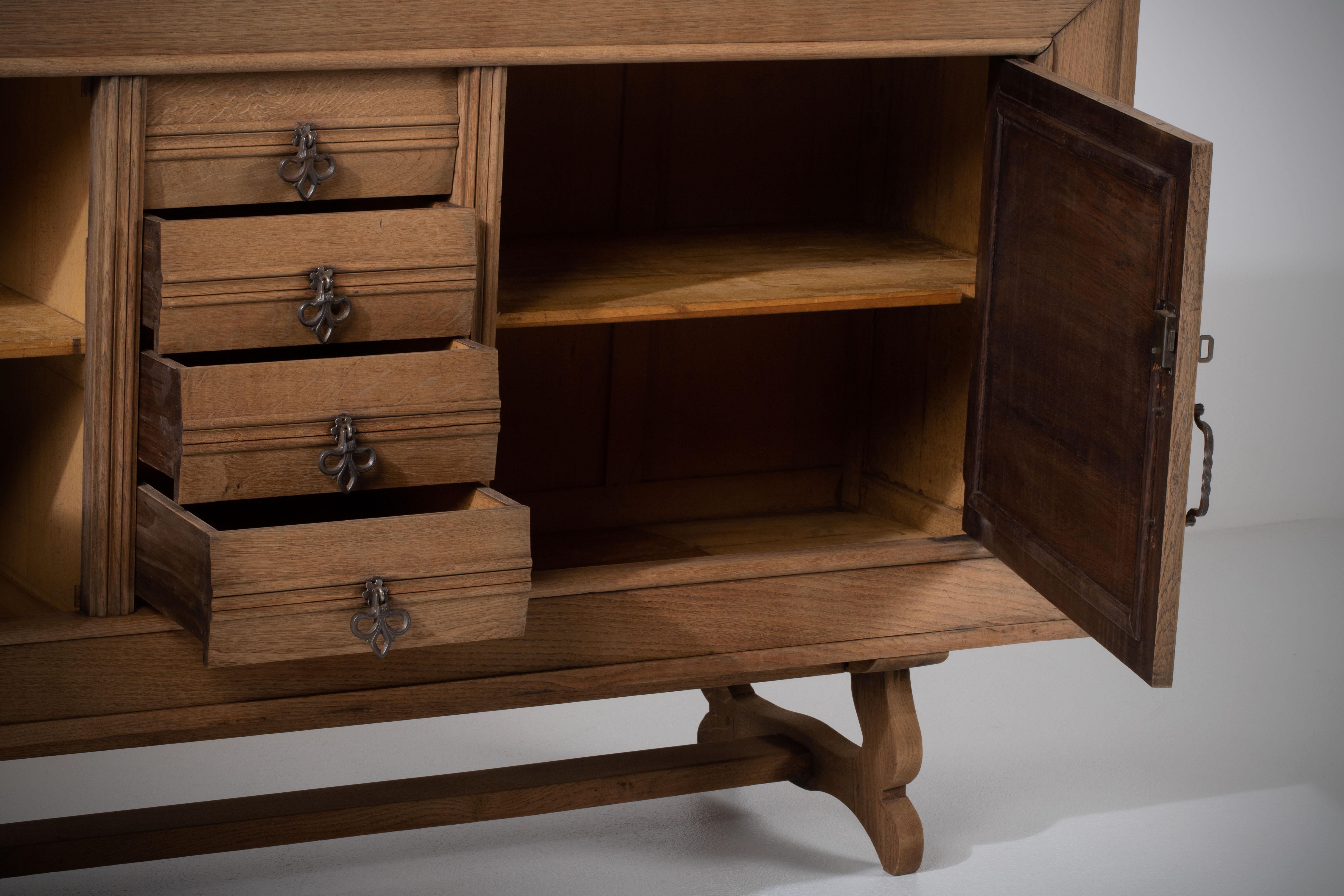 Brutalist Natural Oak Sideboard, France, 1940 In Good Condition For Sale In Wiesbaden, DE