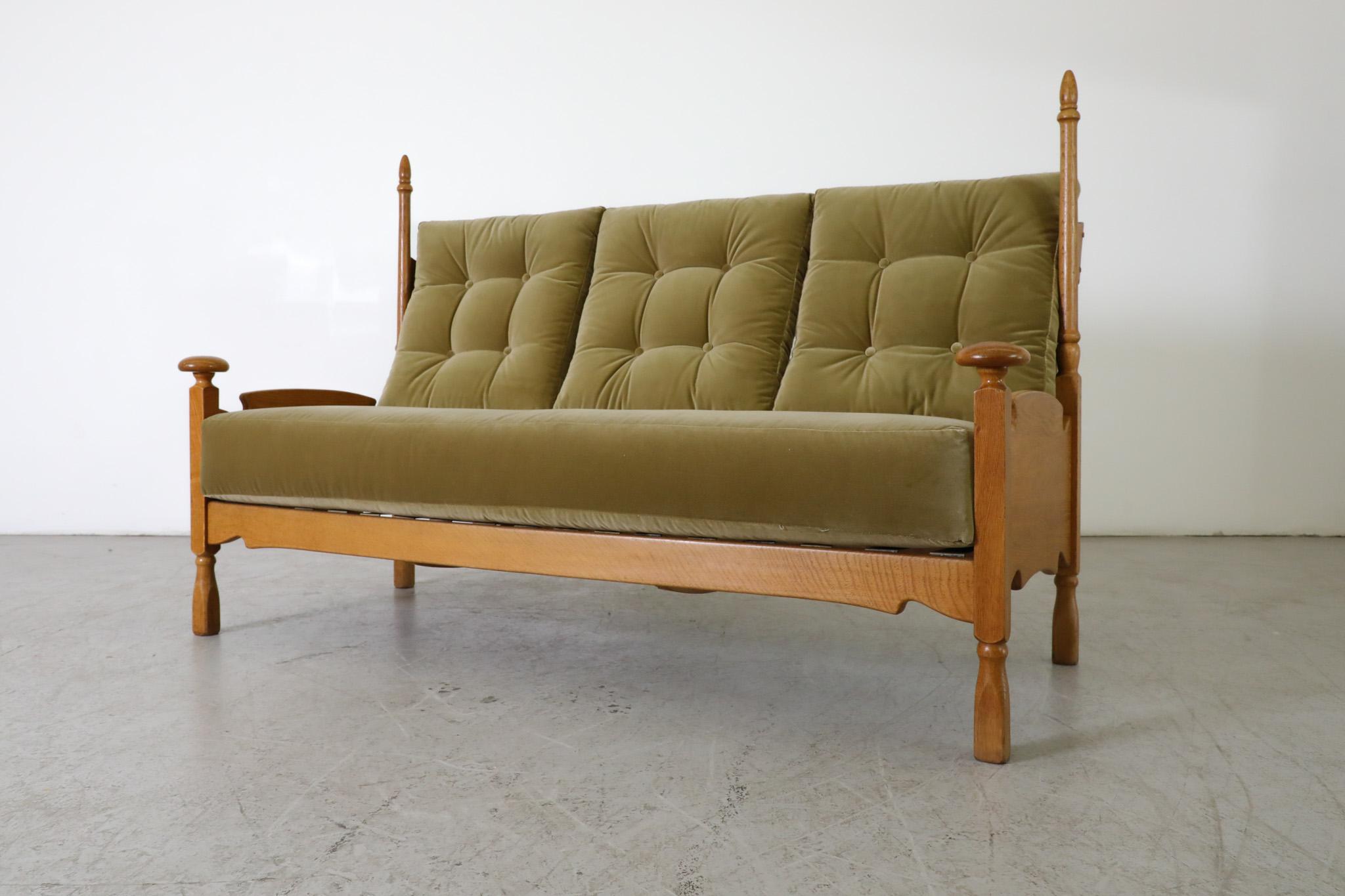 Brutalistisches thronähnliches Sofa aus Eiche und Blattsamt mit verschnörkelten Endstücken im Angebot 5