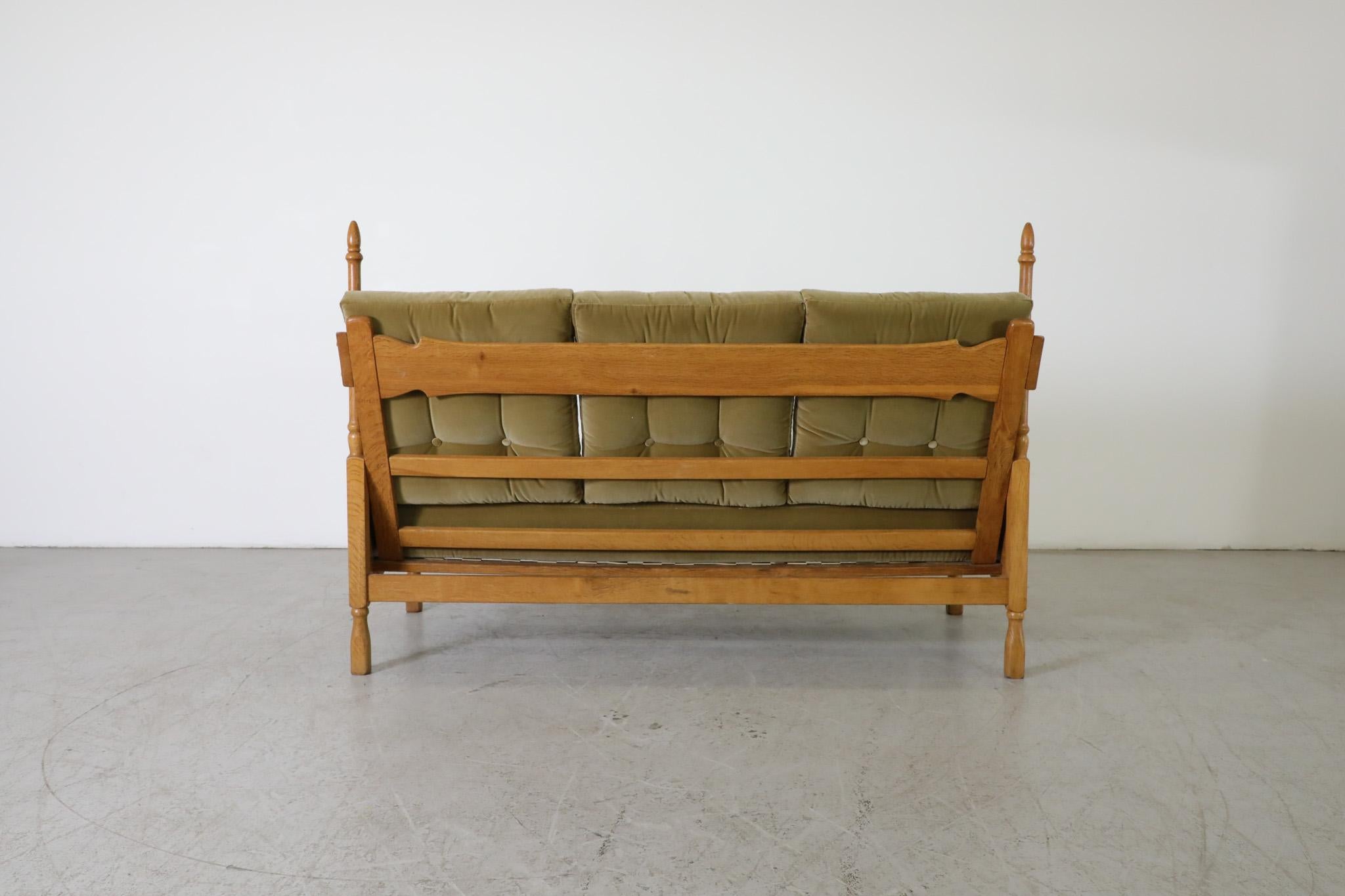 Brutalistisches thronähnliches Sofa aus Eiche und Blattsamt mit verschnörkelten Endstücken (Mitte des 20. Jahrhunderts) im Angebot