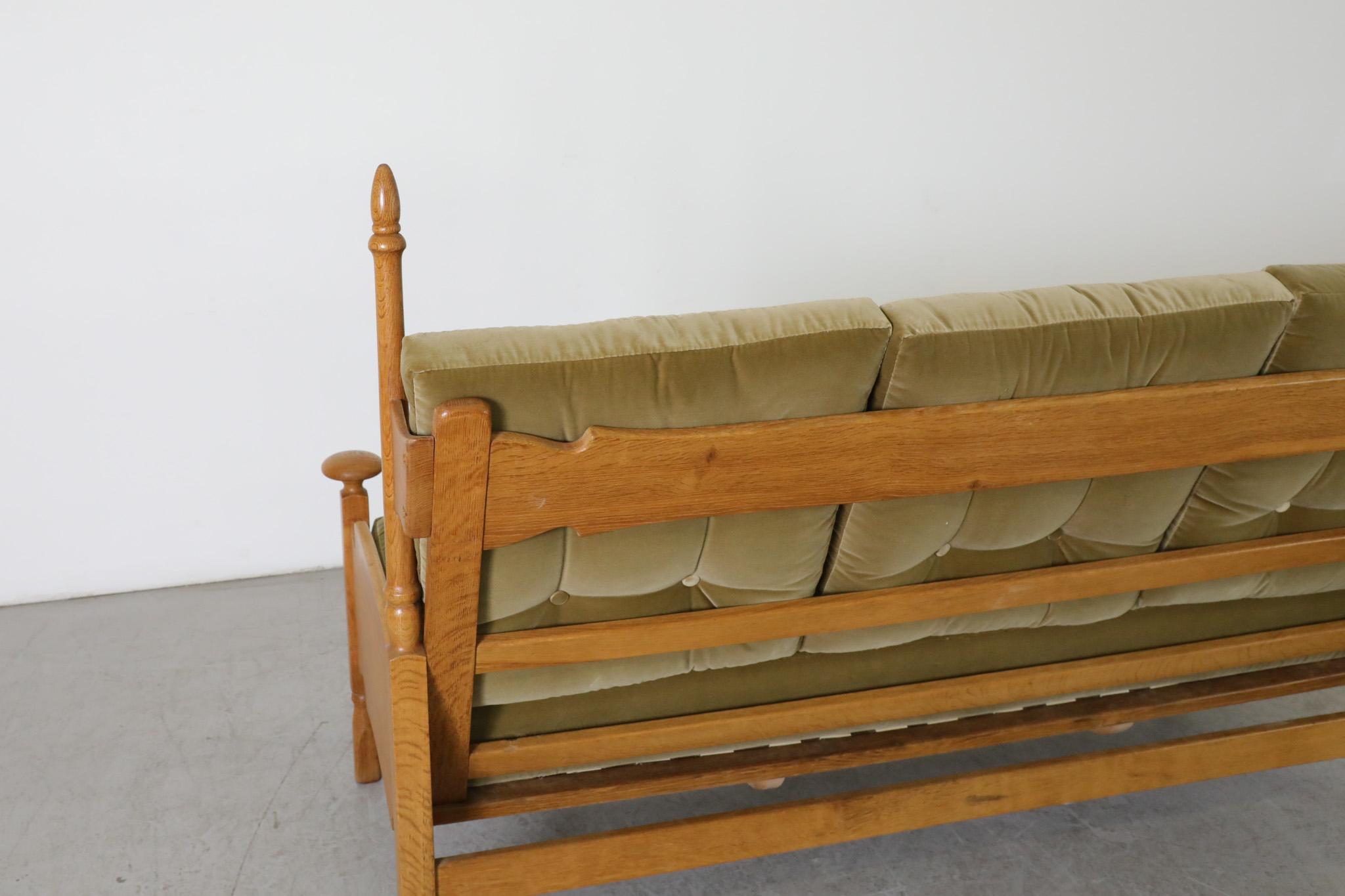 Brutalistisches thronähnliches Sofa aus Eiche und Blattsamt mit verschnörkelten Endstücken (Stoff) im Angebot