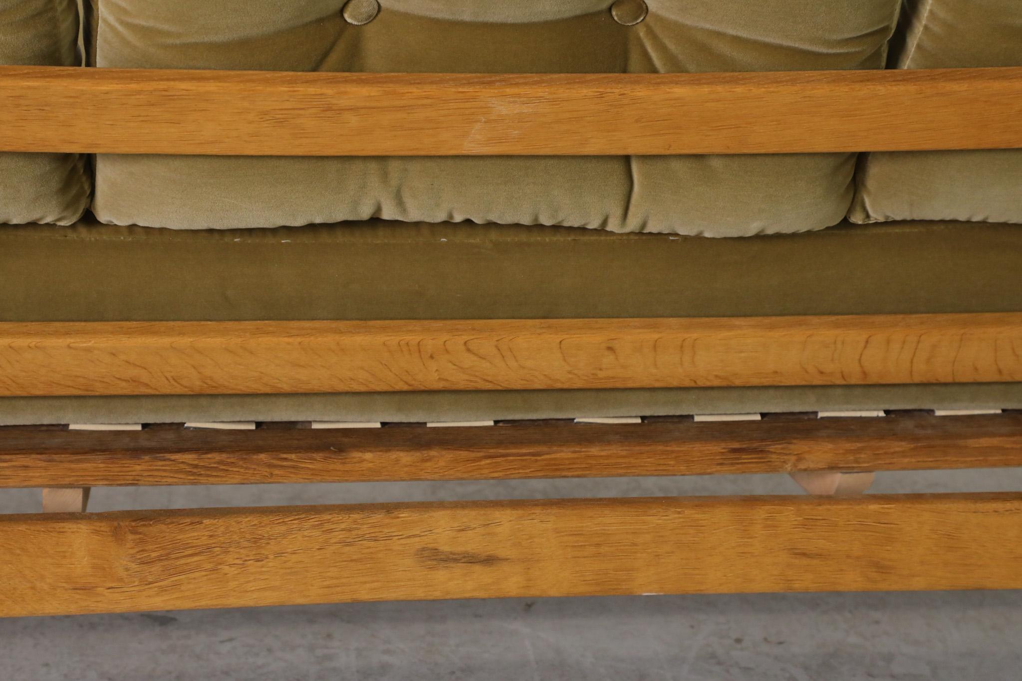 Brutalistisches thronähnliches Sofa aus Eiche und Blattsamt mit verschnörkelten Endstücken im Angebot 2