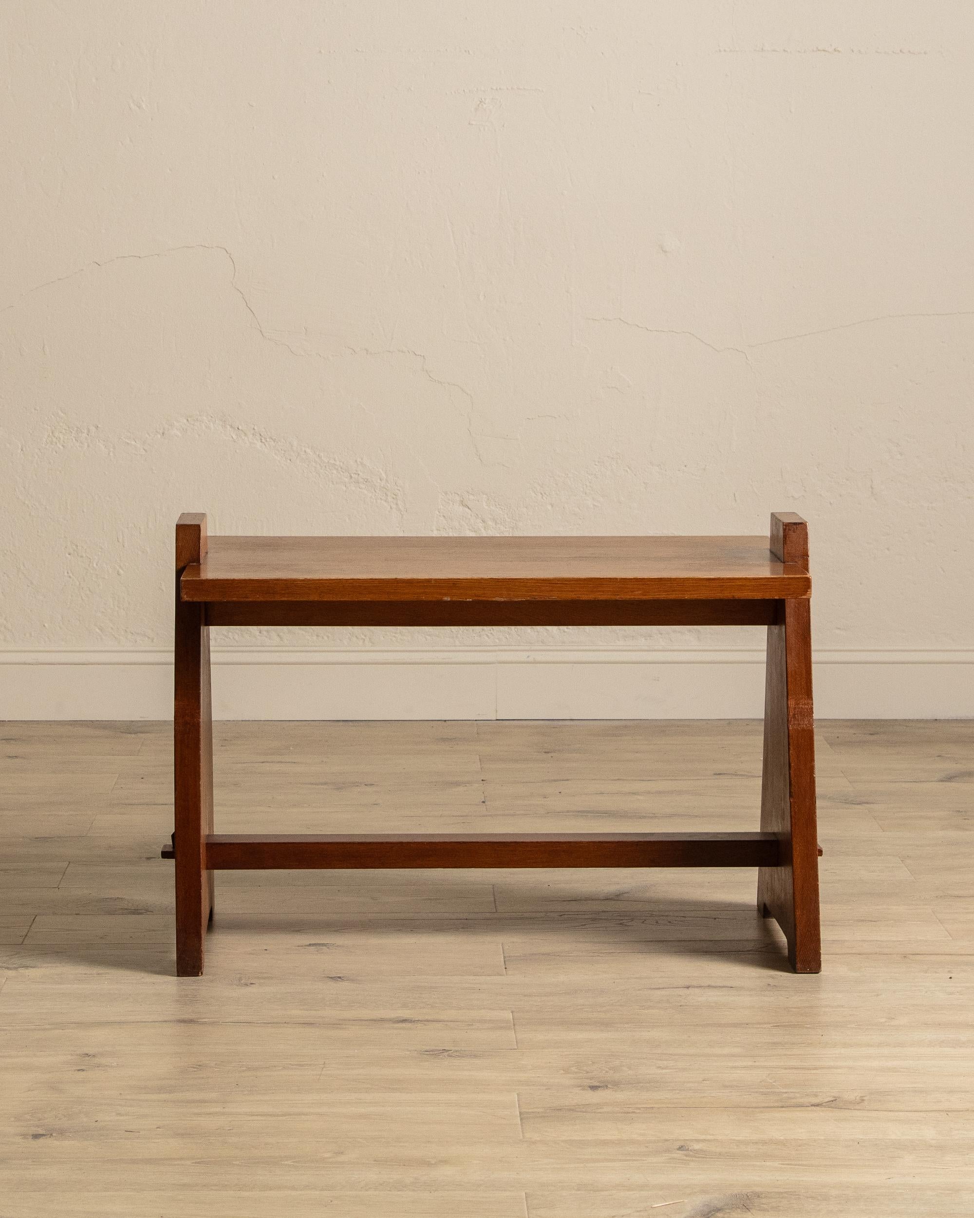 Ce banc en chêne rustique français est une étude de la simplicité et de l'artisanat, conçu avec des lignes épurées et une menuiserie robuste qui mettent en évidence son attrait intemporel. Les pieds en forme de cadre en A offrent un soutien