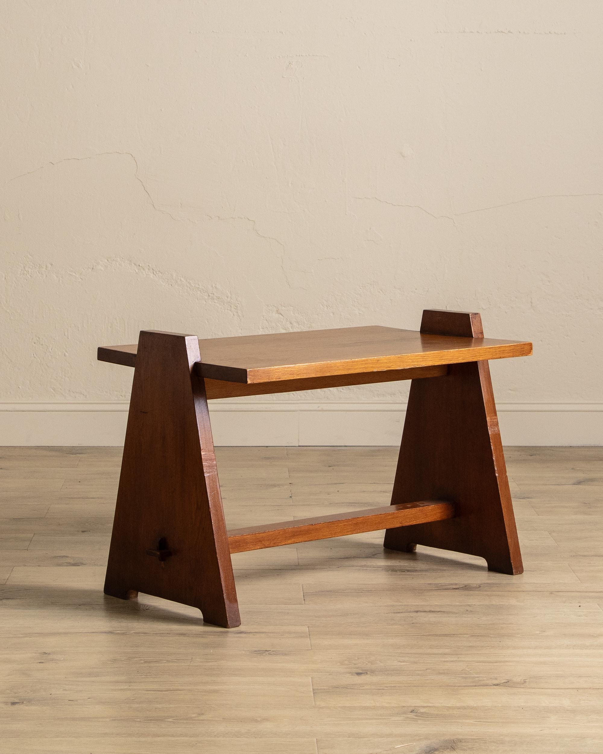 Brutalisme Table d'appoint en chêne brutaliste avec assemblage à tenons et mortaises, France, années 1950 en vente